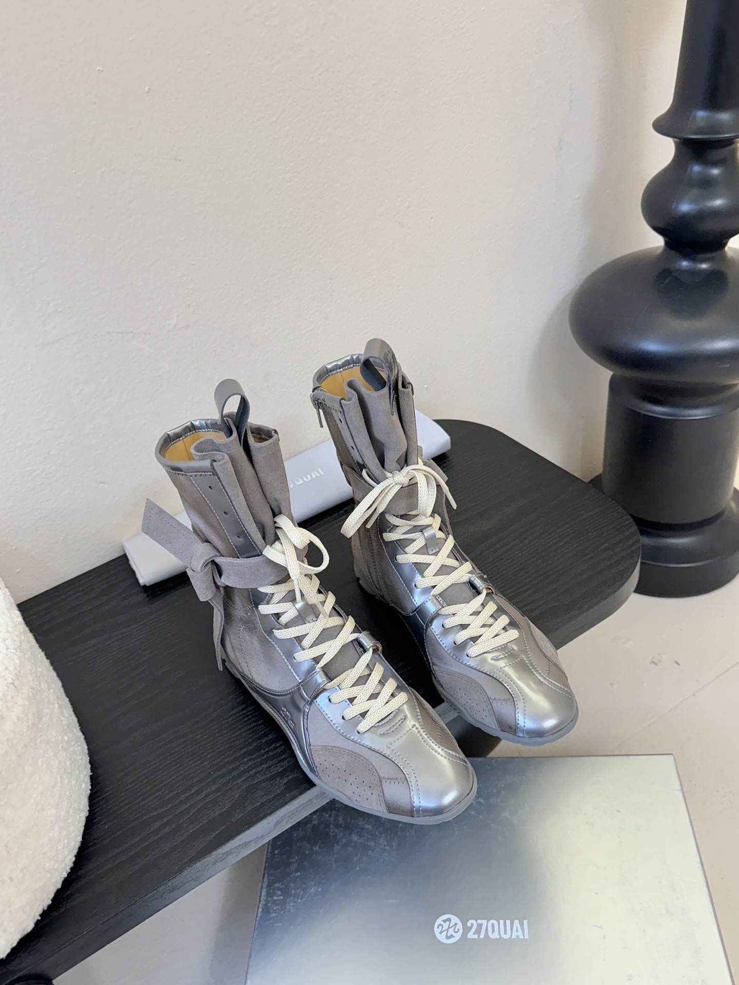 NO:616761,Purchasing level added color 27QUAI 25ss spring and summer new style, catwalk style, boxing boots, casual boots. The design concept is derived from the combination of boxing boots and ballet shoes. It is dynamic and feminine ~ embodying pure sports elements and mixed charm. From soft pastel to sports + plus retro 80s tones, it is completely suitable for every girl, a perfect product!  !  A must-have for fashionable sports enthusiasts, it feels light on the feet, both fashionable and comfortable~ Imported cowhide leather upper/imported cow suede, sheepskin lining, molded rubber outsole Size#35-40 (40 orders made, non-refundable), boots, boots, cowhide, sheepskin19860909代购级增加颜色 27QUAI 25ss 春夏新款 走秀款德训 拳击靴 休闲靴 设计理念源于拳击靴和芭蕾舞鞋两者的结合,动感而柔美～体现了纯正的运动元素和混合的魅力 从柔和的粉彩到运动＋加上复古的 80年代色调,完全适合每一个女生,绝绝子品！！时髦运动达人必入,脚感轻盈 兼具时尚与舒适~ 鞋面进口牛皮/进口牛反绒 内里羊皮 大底开模橡胶大底 Size#35-40（40订做不退换）,靴子,boots,cowhide,sheepskin,Women's Shoes