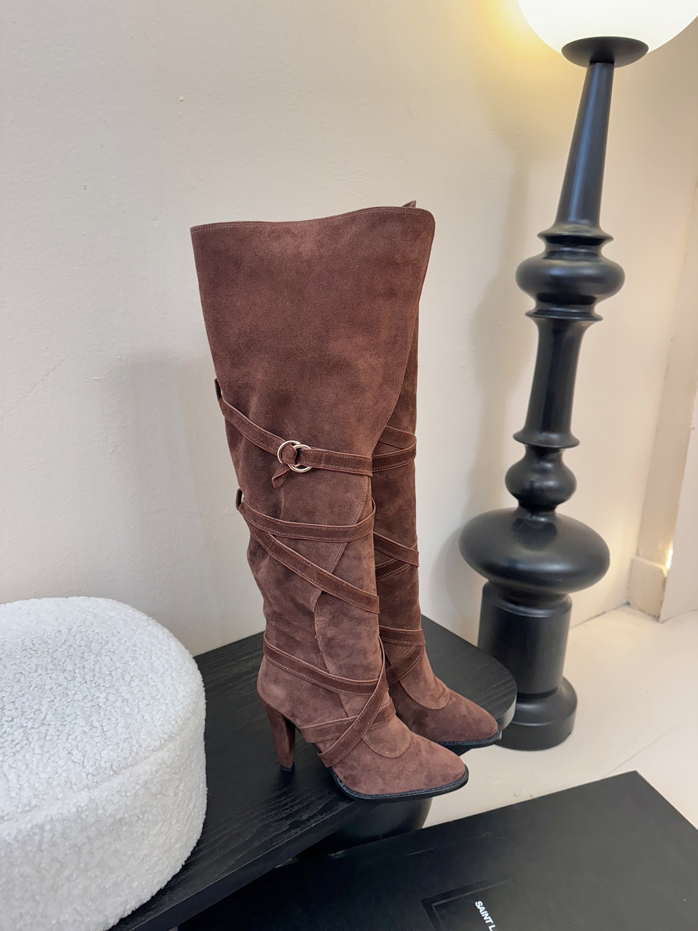 Saint Lauren*圣罗兰25WF新品皮带扣高跟长靴当法式奢感撞上机能美学这款高跟长靴以“神靴”姿