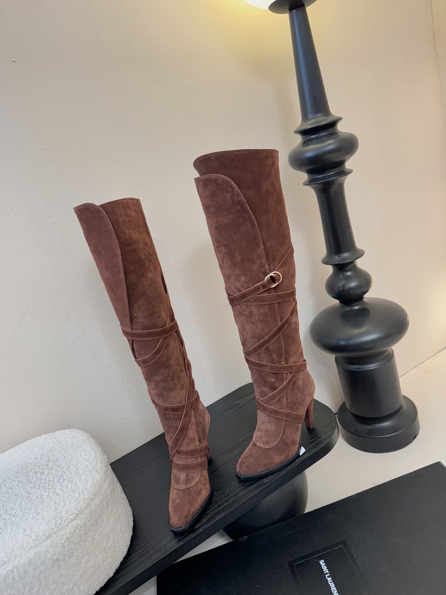 Saint Lauren*圣罗兰25WF新品皮带扣高跟长靴当法式奢感撞上机能美学这款高跟长靴以“神靴”姿