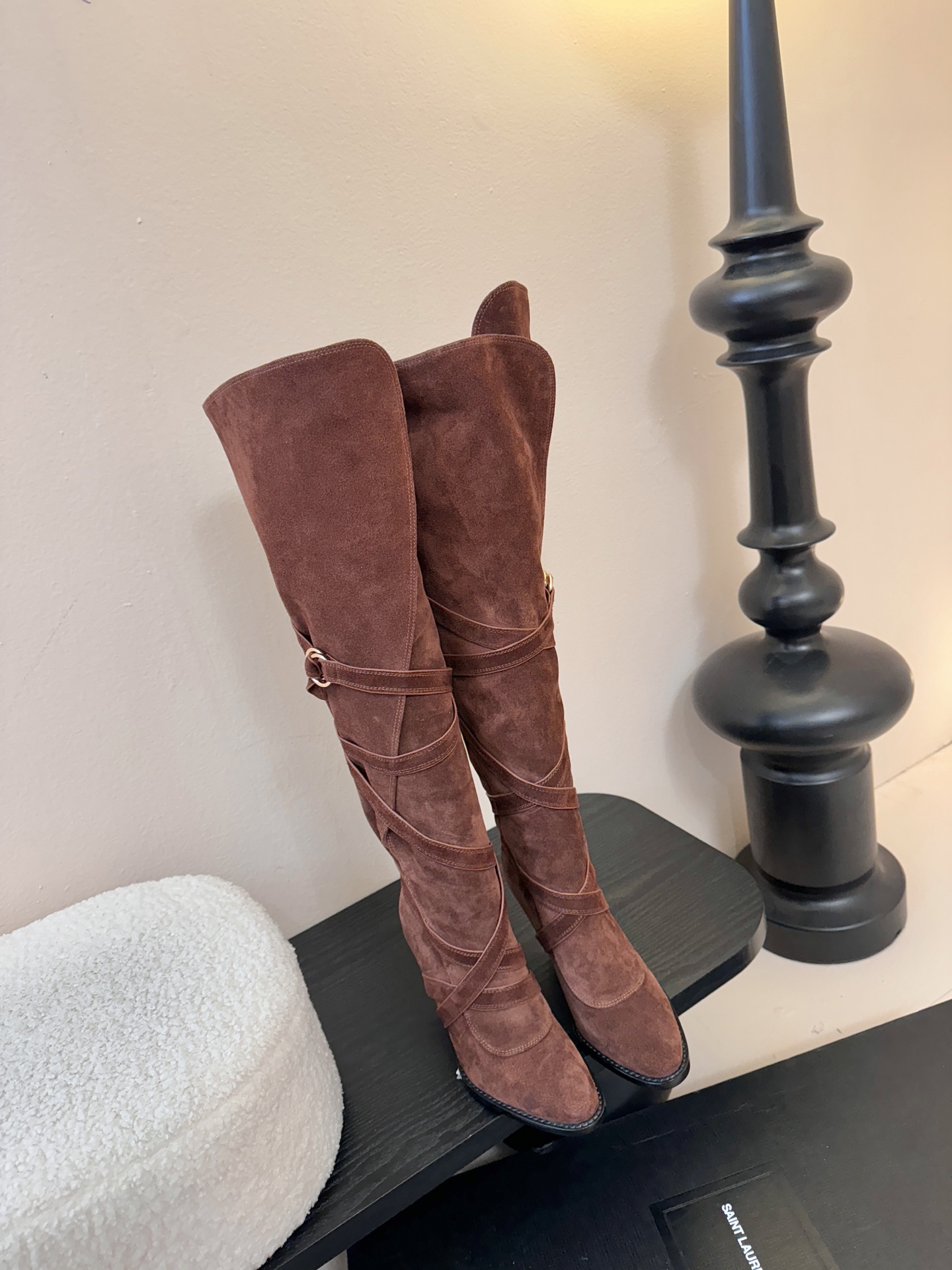 Saint Lauren*圣罗兰25WF新品皮带扣高跟长靴当法式奢感撞上机能美学这款高跟长靴以“神靴”姿