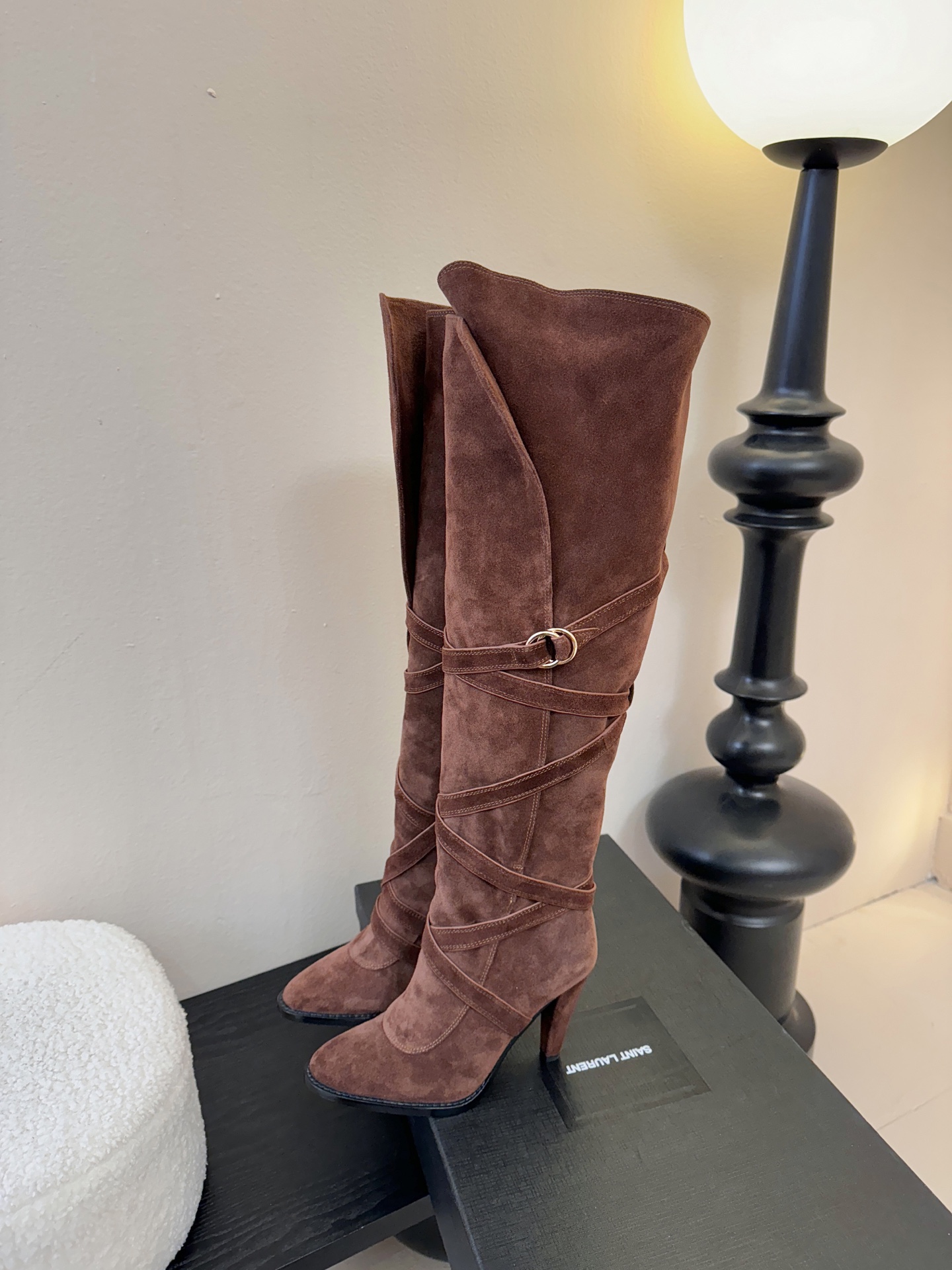 Saint Lauren*圣罗兰25WF新品皮带扣高跟长靴当法式奢感撞上机能美学这款高跟长靴以“神靴”姿