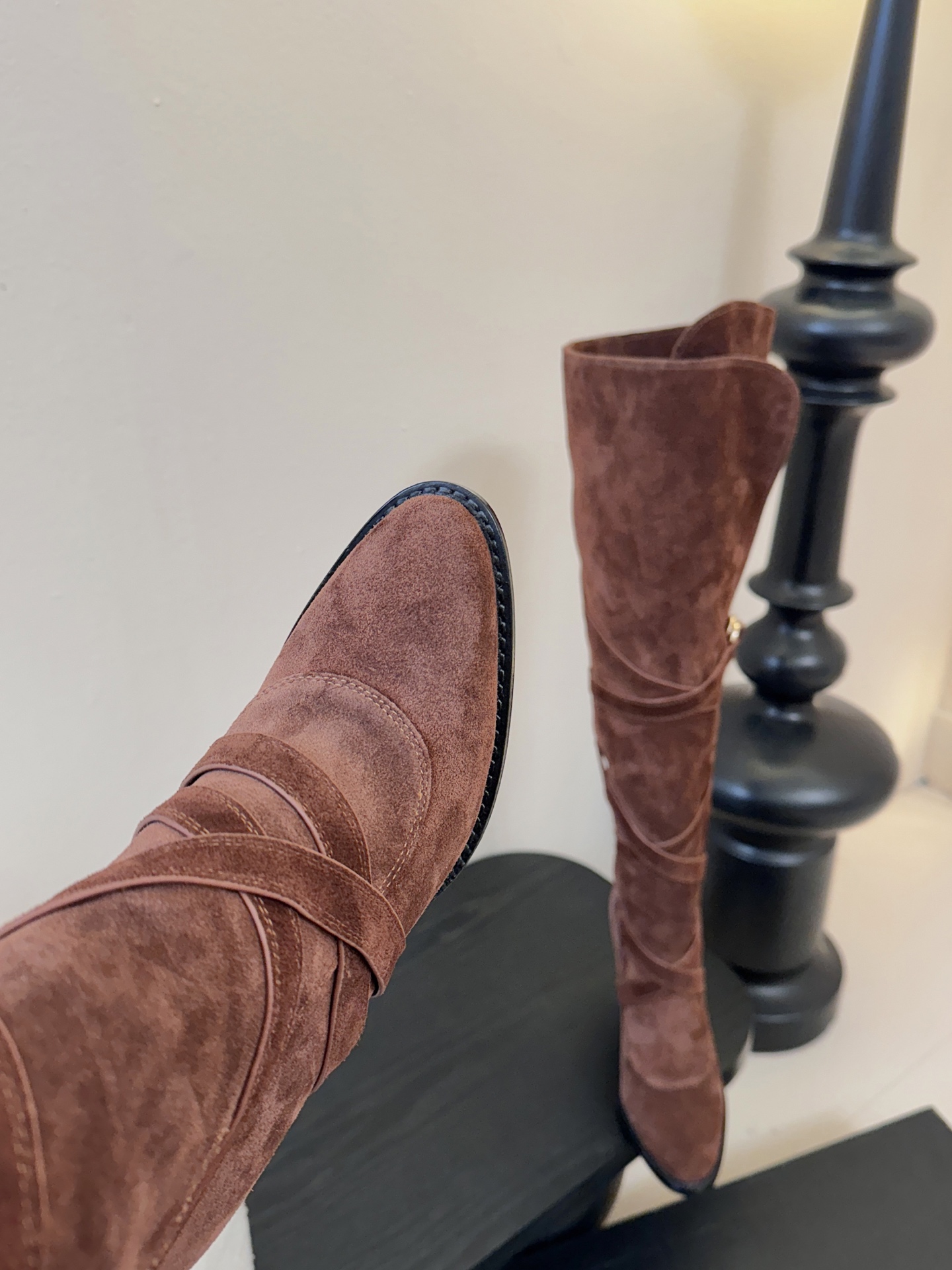 Saint Lauren*圣罗兰25WF新品皮带扣高跟长靴当法式奢感撞上机能美学这款高跟长靴以“神靴”姿