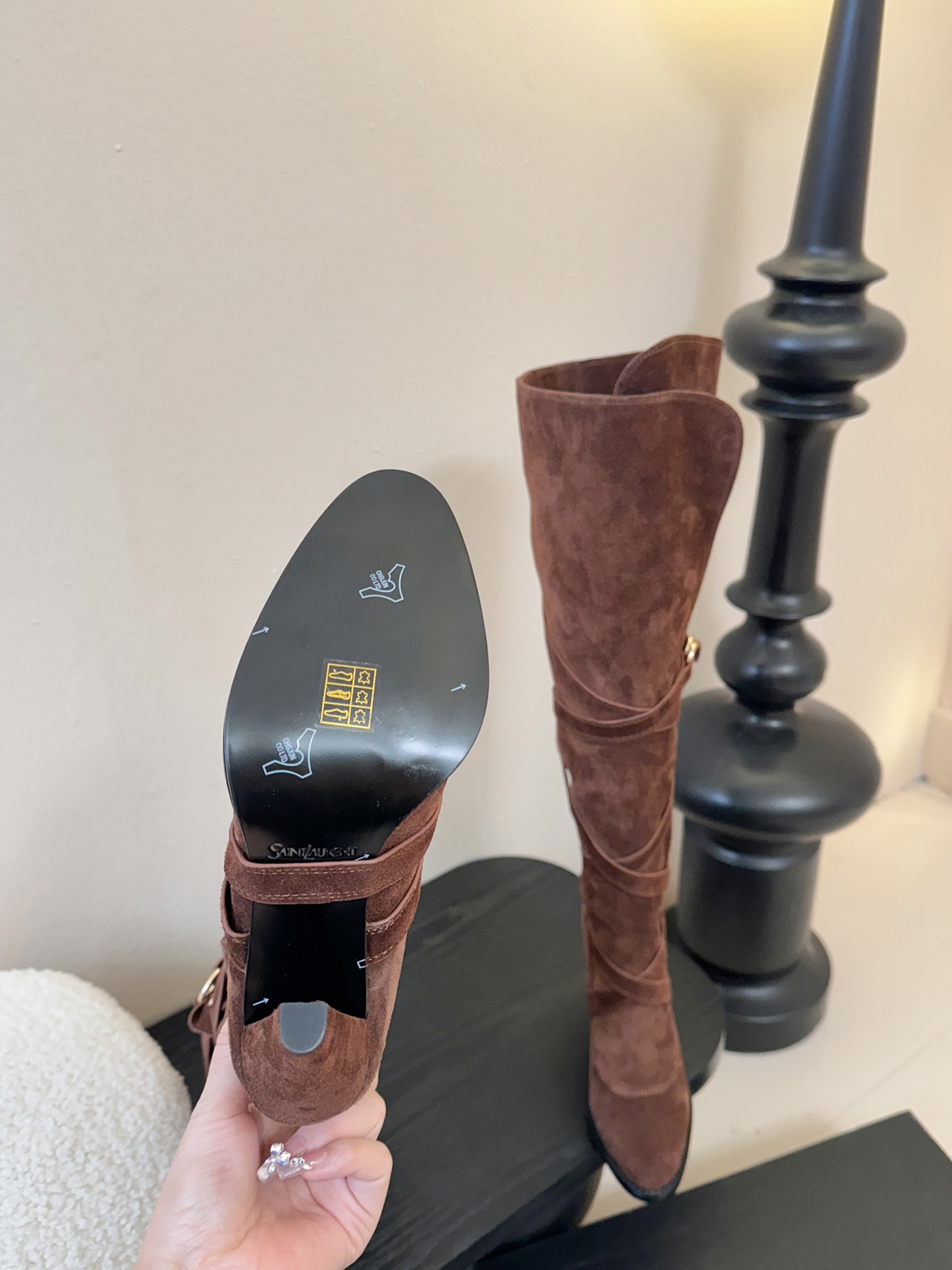 Saint Lauren*圣罗兰25WF新品皮带扣高跟长靴当法式奢感撞上机能美学这款高跟长靴以“神靴”姿