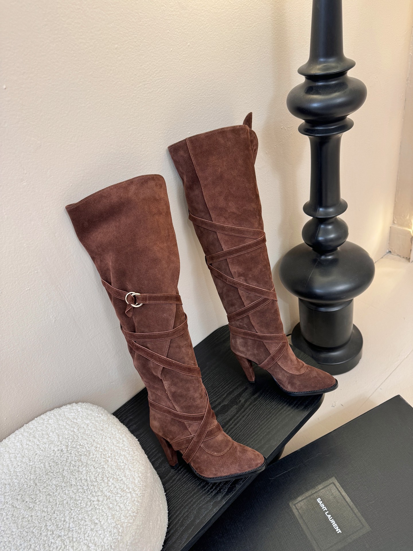Saint Lauren*圣罗兰25WF新品皮带扣高跟长靴当法式奢感撞上机能美学这款高跟长靴以“神靴”姿