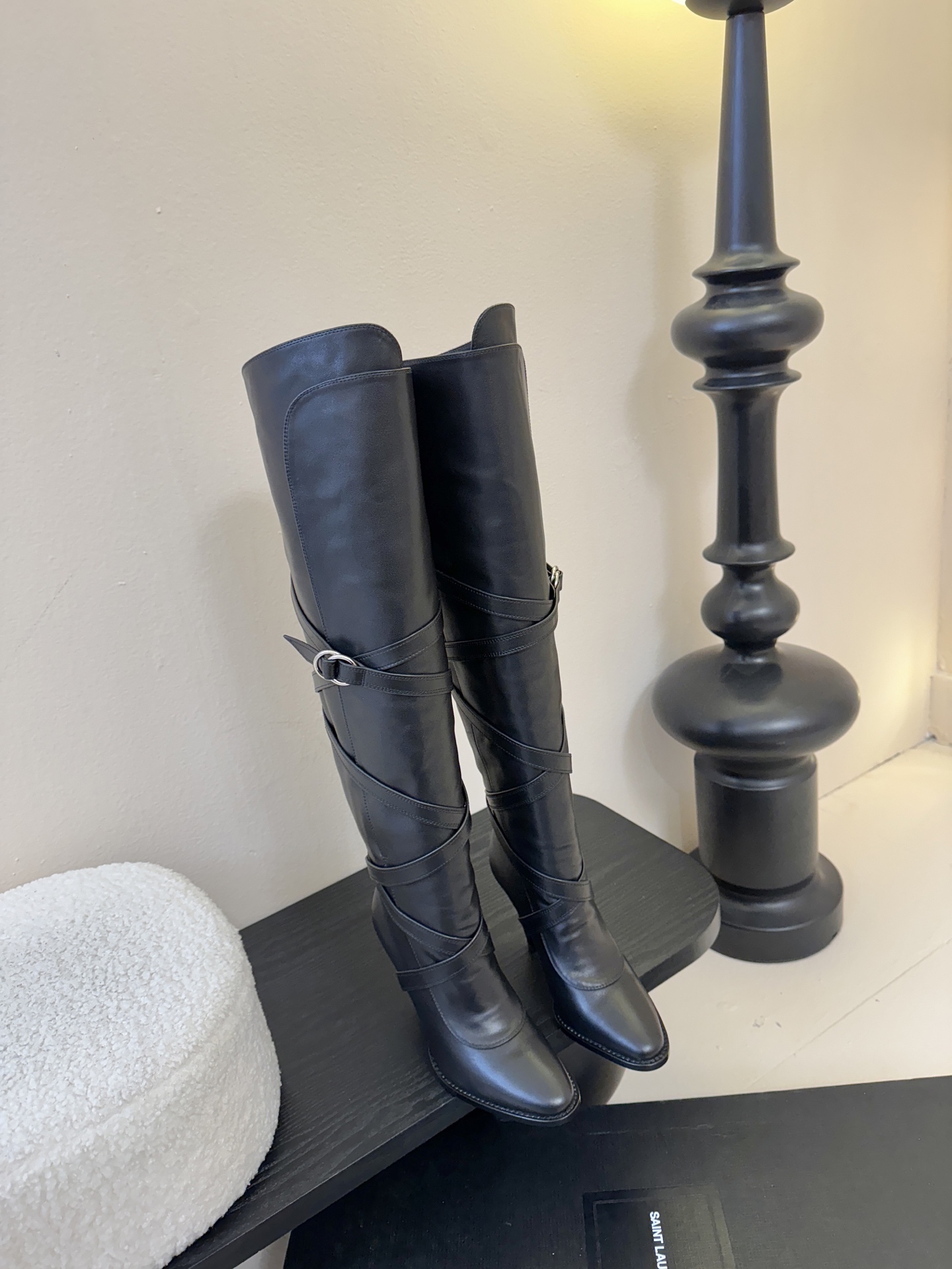 NO:616764,Saint Lauren* Saint Laurent 25WF new product belt buckle high-heeled boots When French luxury meets functional aesthetics, these high-heeled boots reshape the voice of autumn and winter footwear with the attitude of 'magic boots'. The iconic metal belt buckle is engraved with the classic logo, which is both the highlight of the seam and a style statement. It echoes the smooth zipper on the side, showing a neat aura when putting on and taking off. The 9cm trapezoidal thick heel is ergonomically adjusted to take into account the upright posture and steady steps.  There is no pressure for commuting, dating or going to dinner. It is the 'body magic' that lengthens the proportions. It is the 'styling needle' that improves texture. It is also the self-confidence armor of every independent woman. When you put it on, you will become a god. Every step has its own highlight. The fabric is made of original calfskin/cow suede. The lining of the toes is all cowhide. Italian imported genuine leather outsole size 35-39 (customized 40/41), boots, saint laurent, saint  laurent,boots,cowhide,leather soles19860909Saint Lauren*圣罗兰25WF新品 皮带扣高跟长靴 当法式奢感撞上机能美学 这款高跟长靴以“神靴”姿态 重塑秋冬鞋履话语权. 标志性金属皮带扣镌刻经典标识 既是锁边亮点也是风格宣言 与侧面流畅拉链形成呼应 穿脱间尽显利落气场. 9cm梯形粗跟经人体工学调校 兼顾挺拔姿态与稳健步履 通勤、约会赴宴皆无压力 它是拉长比例的“身材魔法” 是提升质感的“造型定海神针” 更是每一位独立女性的自信铠甲 穿上即封神 每一步都自带高光. 面料采用原版小牛皮/牛反绒 内里踮脚均为牛皮 意大利进口真皮大底 size35-39（40/41定制）,靴子,saint laurent,saint laurent,boots,cowhide,Leather soles,Women's Shoes