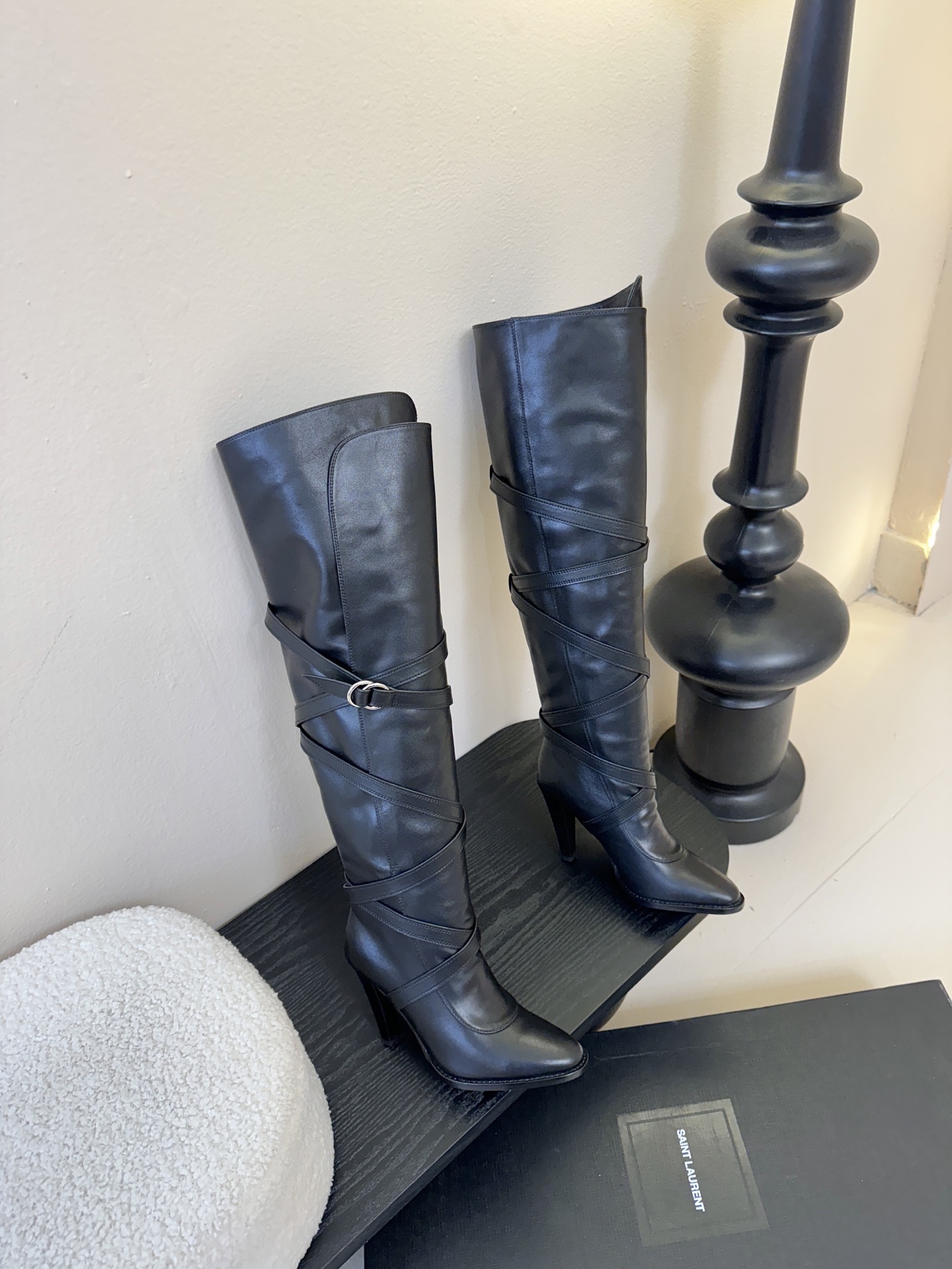 Saint Lauren*圣罗兰25WF新品皮带扣高跟长靴当法式奢感撞上机能美学这款高跟长靴以“神靴”姿