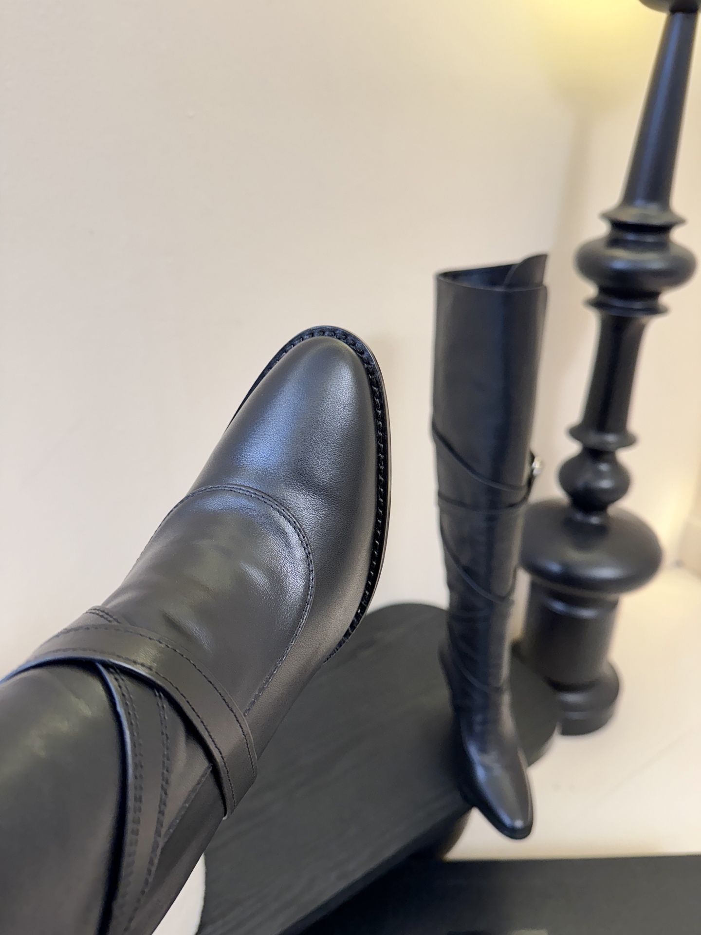 Saint Lauren*圣罗兰25WF新品皮带扣高跟长靴当法式奢感撞上机能美学这款高跟长靴以“神靴”姿