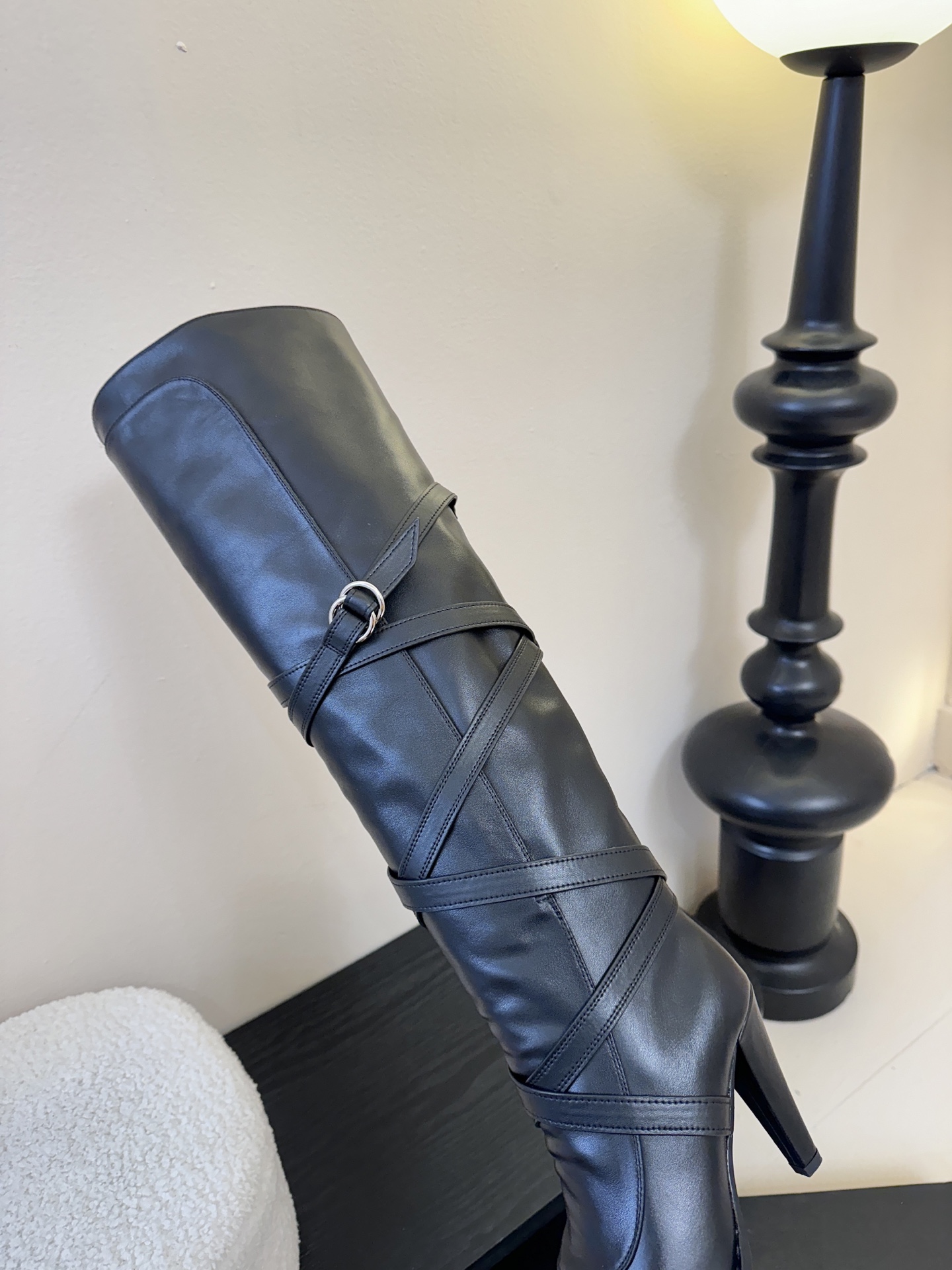 Saint Lauren*圣罗兰25WF新品皮带扣高跟长靴当法式奢感撞上机能美学这款高跟长靴以“神靴”姿