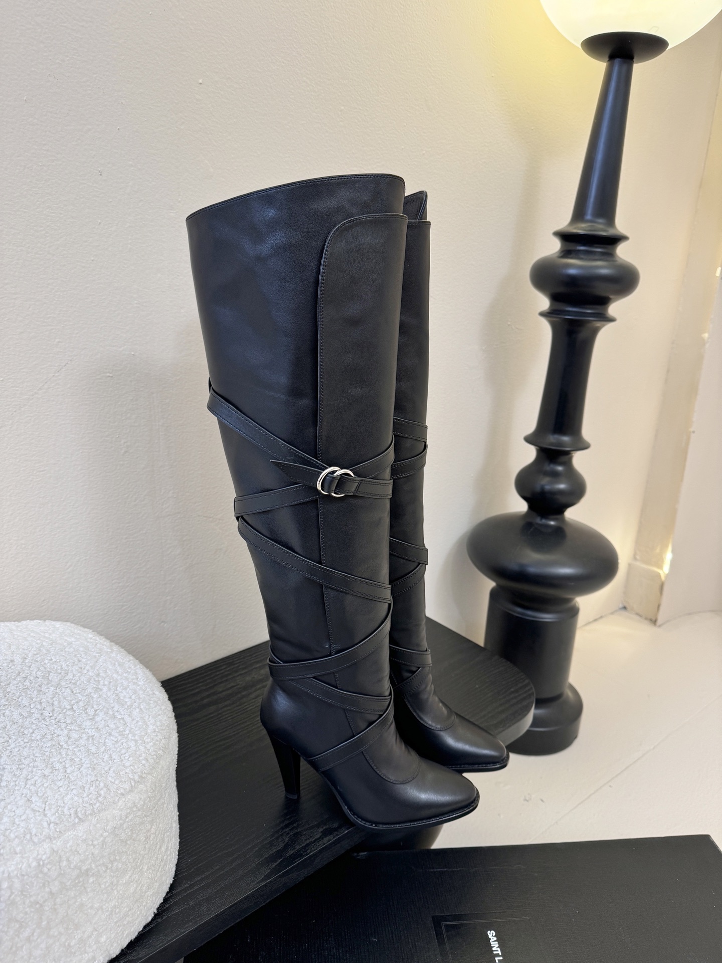 Saint Lauren*圣罗兰25WF新品皮带扣高跟长靴当法式奢感撞上机能美学这款高跟长靴以“神靴”姿