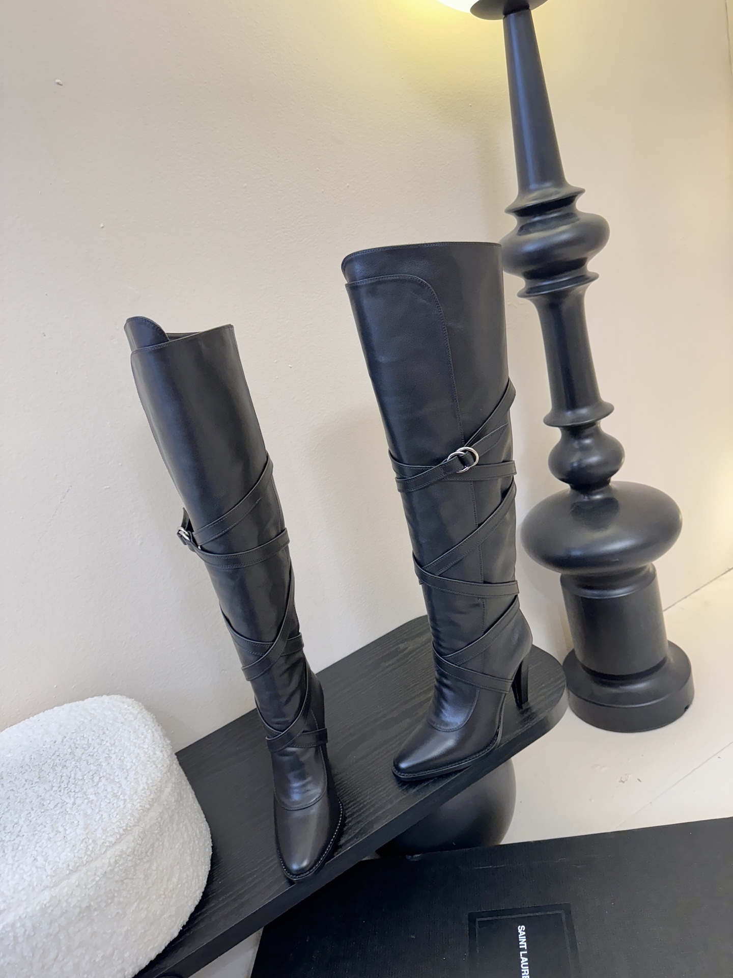 Saint Lauren*圣罗兰25WF新品皮带扣高跟长靴当法式奢感撞上机能美学这款高跟长靴以“神靴”姿