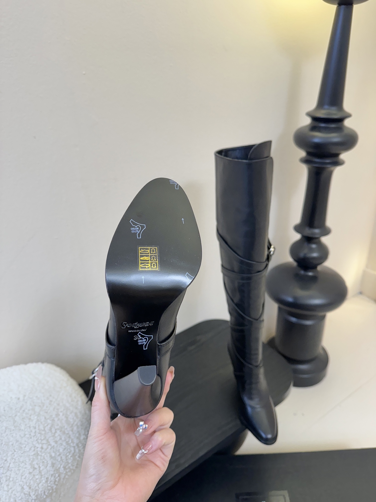 Saint Lauren*圣罗兰25WF新品皮带扣高跟长靴当法式奢感撞上机能美学这款高跟长靴以“神靴”姿