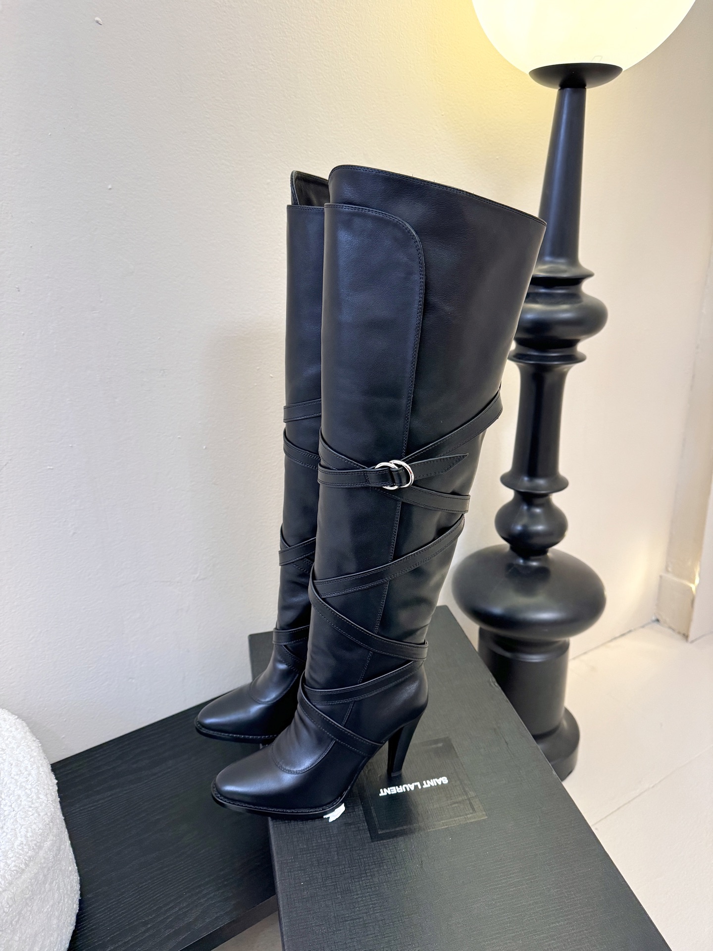 Saint Lauren*圣罗兰25WF新品皮带扣高跟长靴当法式奢感撞上机能美学这款高跟长靴以“神靴”姿