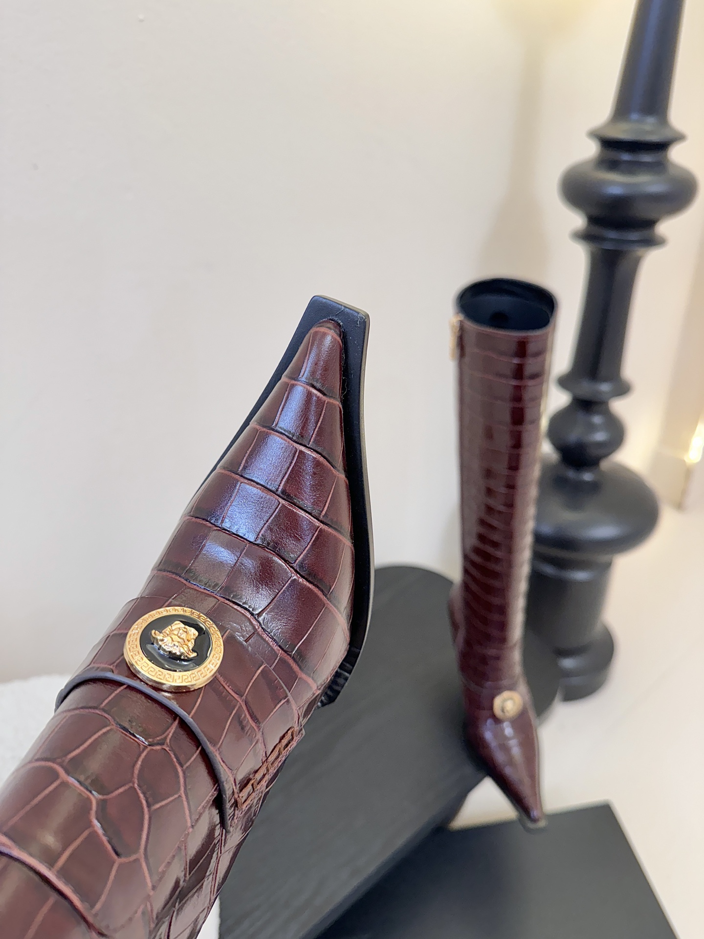 Versace25WF秋冬秀场同款鳄鱼纹美人头金属扣尖头侧拉链高跟长靴以本能与真实为刃划破平庸立体鳄鱼压