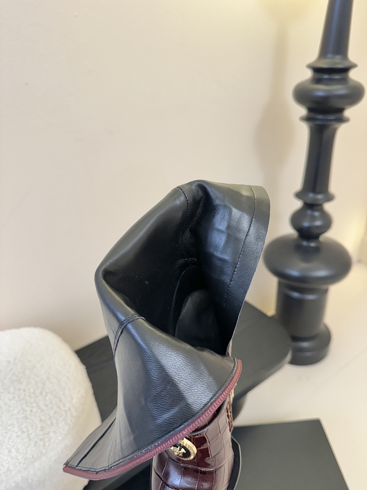 Versace25WF秋冬秀场同款鳄鱼纹美人头金属扣尖头侧拉链高跟长靴以本能与真实为刃划破平庸立体鳄鱼压