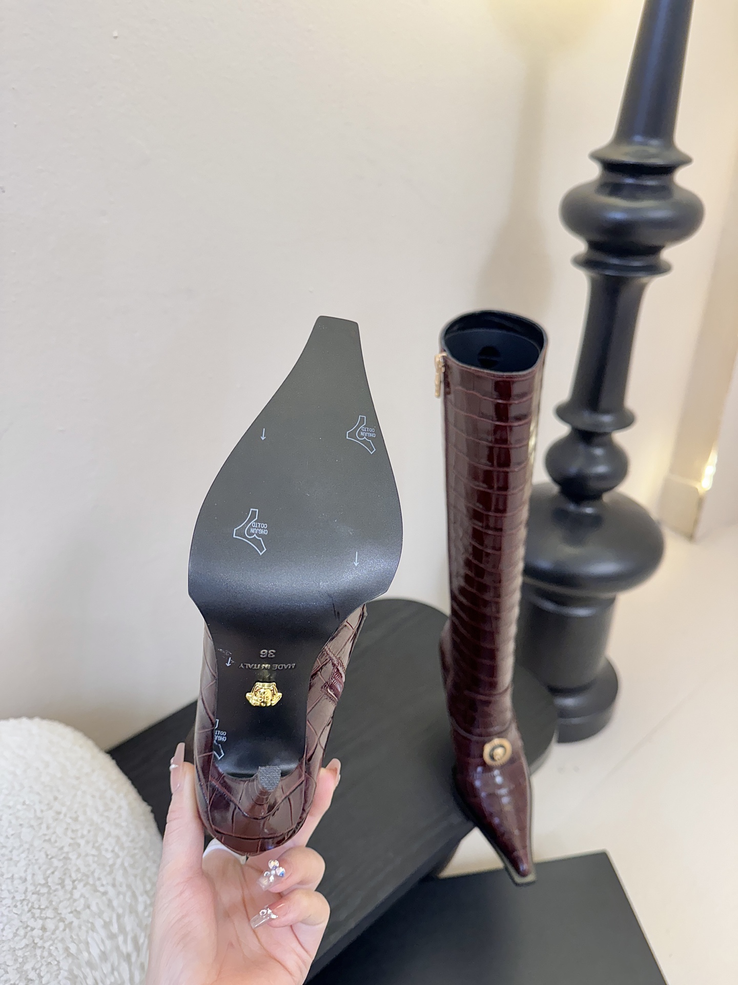 Versace25WF秋冬秀场同款鳄鱼纹美人头金属扣尖头侧拉链高跟长靴以本能与真实为刃划破平庸立体鳄鱼压