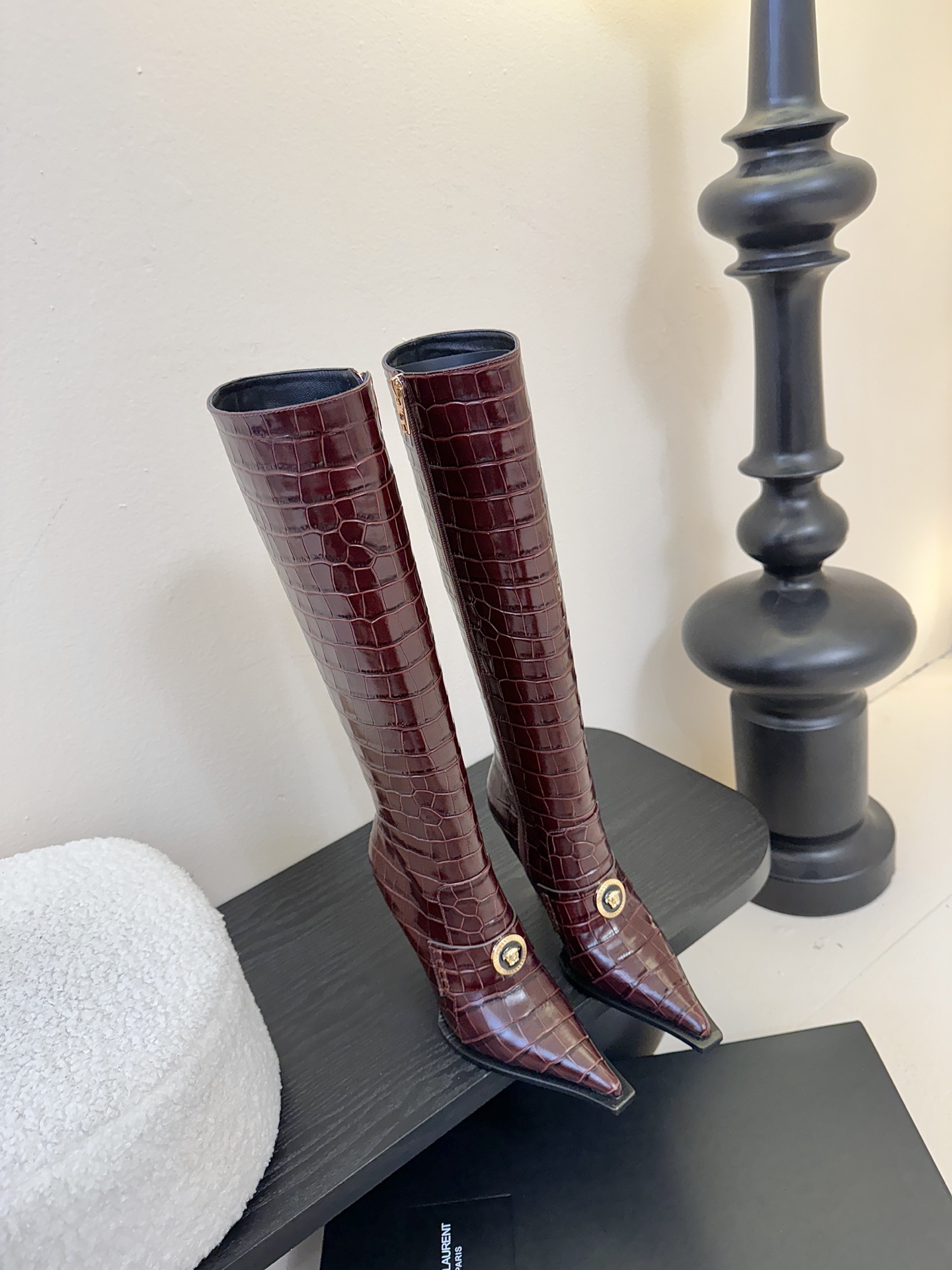 Versace25WF秋冬秀场同款鳄鱼纹美人头金属扣尖头侧拉链高跟长靴以本能与真实为刃划破平庸立体鳄鱼压