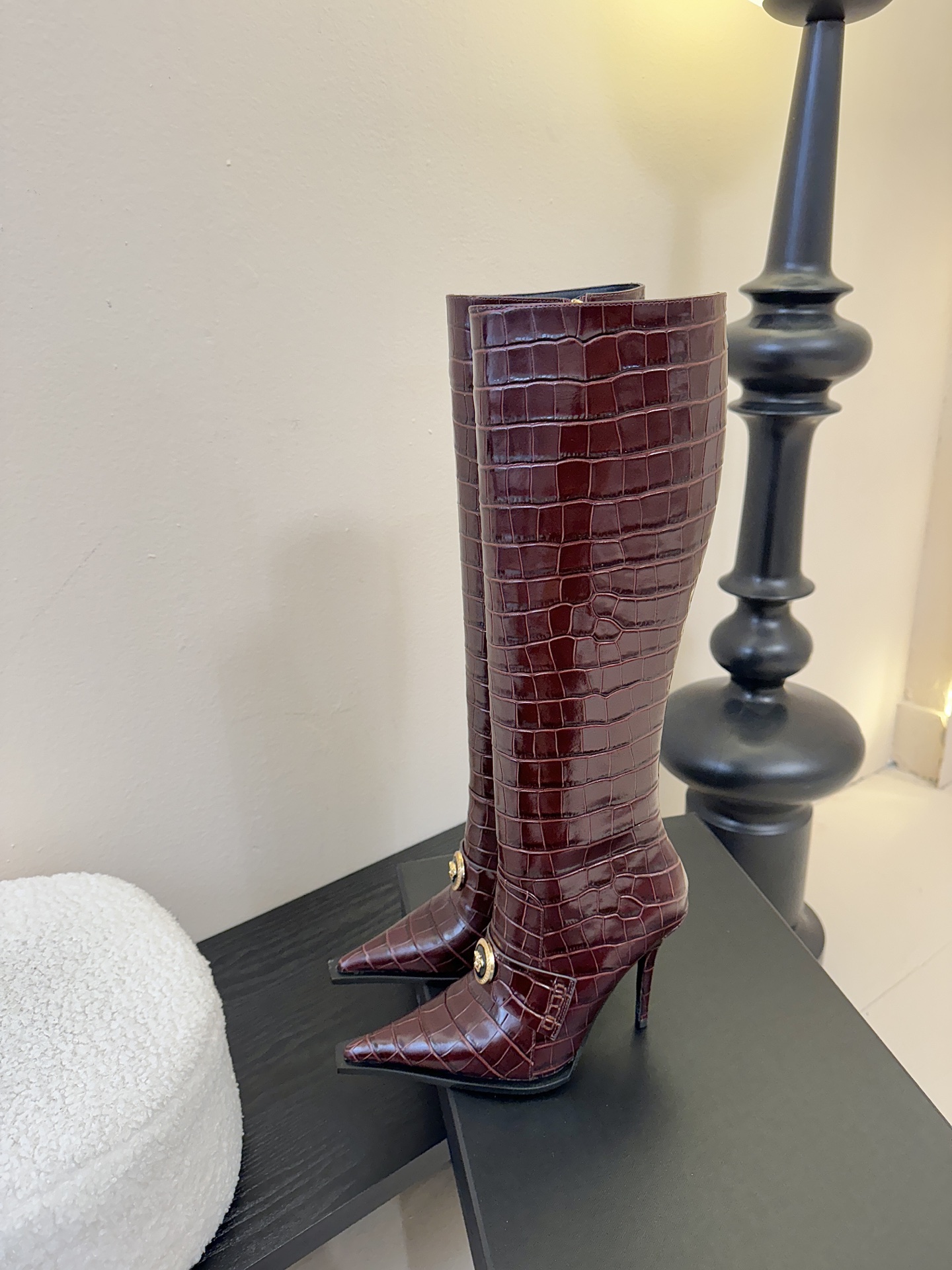 Versace25WF秋冬秀场同款鳄鱼纹美人头金属扣尖头侧拉链高跟长靴以本能与真实为刃划破平庸立体鳄鱼压