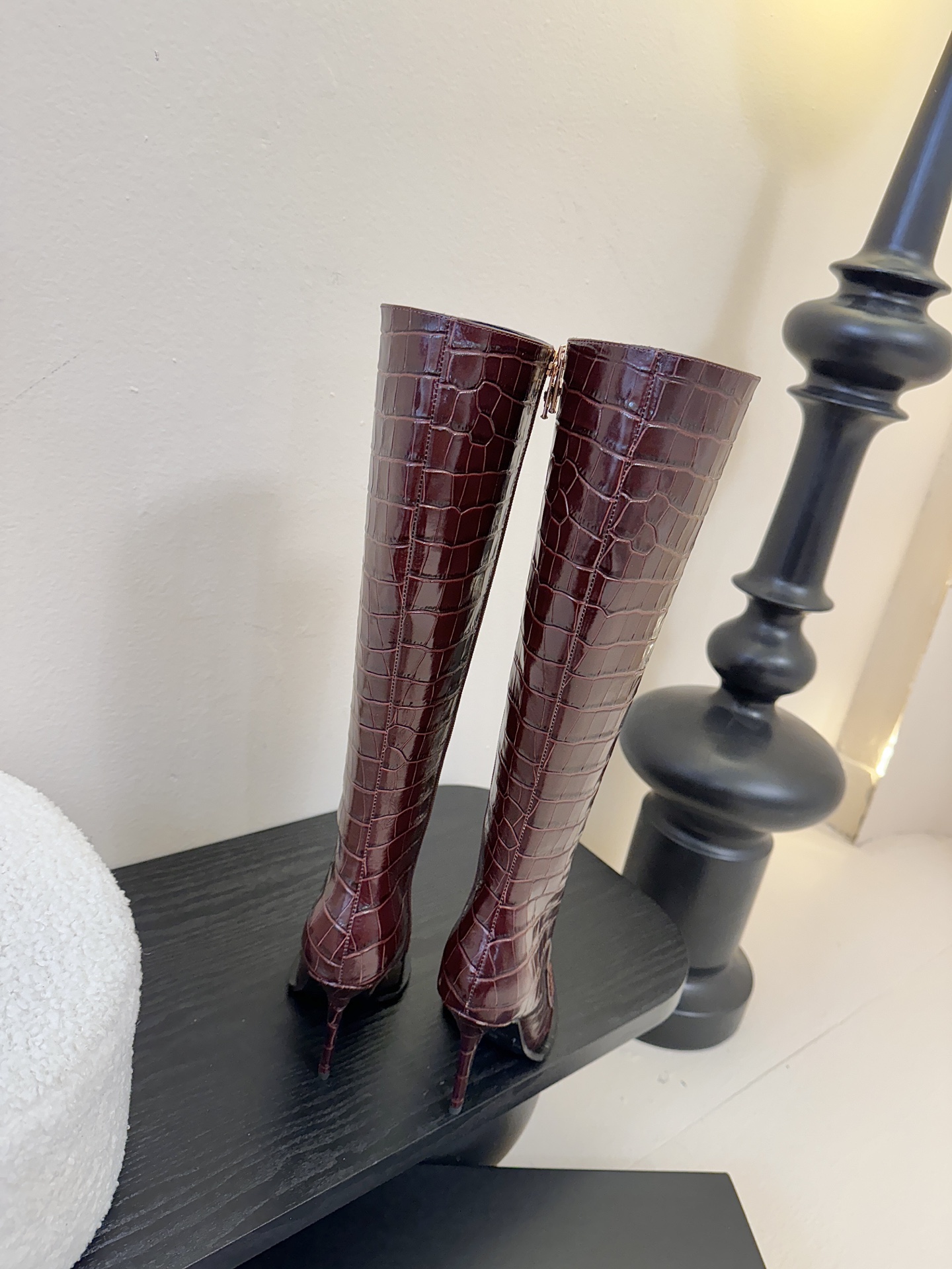 Versace25WF秋冬秀场同款鳄鱼纹美人头金属扣尖头侧拉链高跟长靴以本能与真实为刃划破平庸立体鳄鱼压