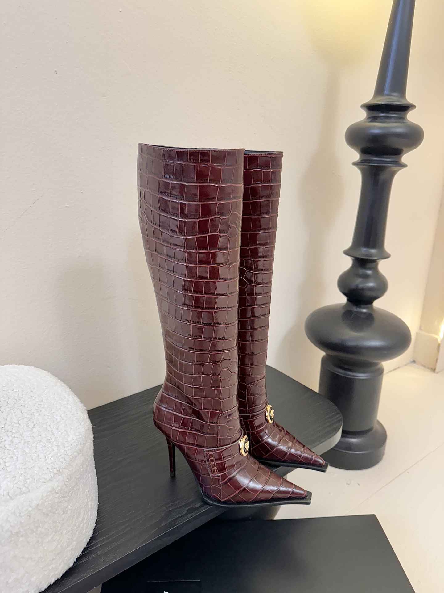 Versace25WF秋冬秀场同款鳄鱼纹美人头金属扣尖头侧拉链高跟长靴以本能与真实为刃划破平庸立体鳄鱼压