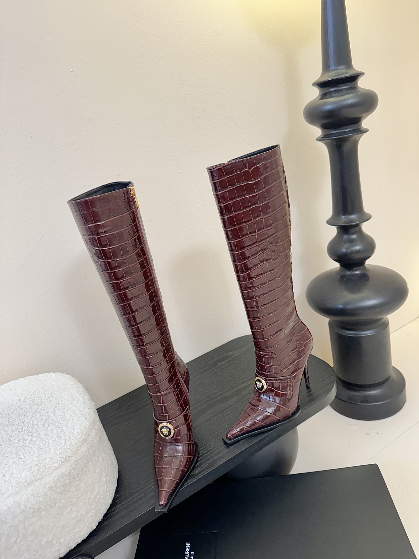 Versace25WF秋冬秀场同款鳄鱼纹美人头金属扣尖头侧拉链高跟长靴以本能与真实为刃划破平庸立体鳄鱼压