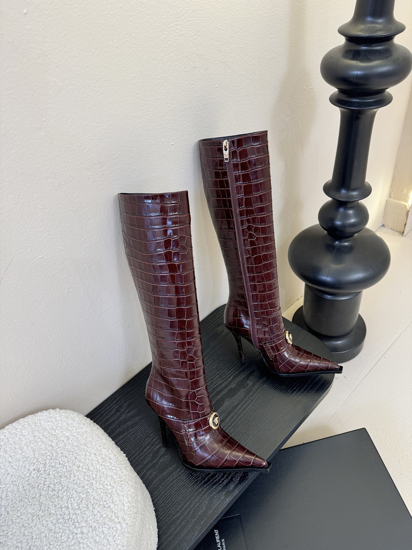 Versace25WF秋冬秀场同款鳄鱼纹美人头金属扣尖头侧拉链高跟长靴以本能与真实为刃划破平庸立体鳄鱼压