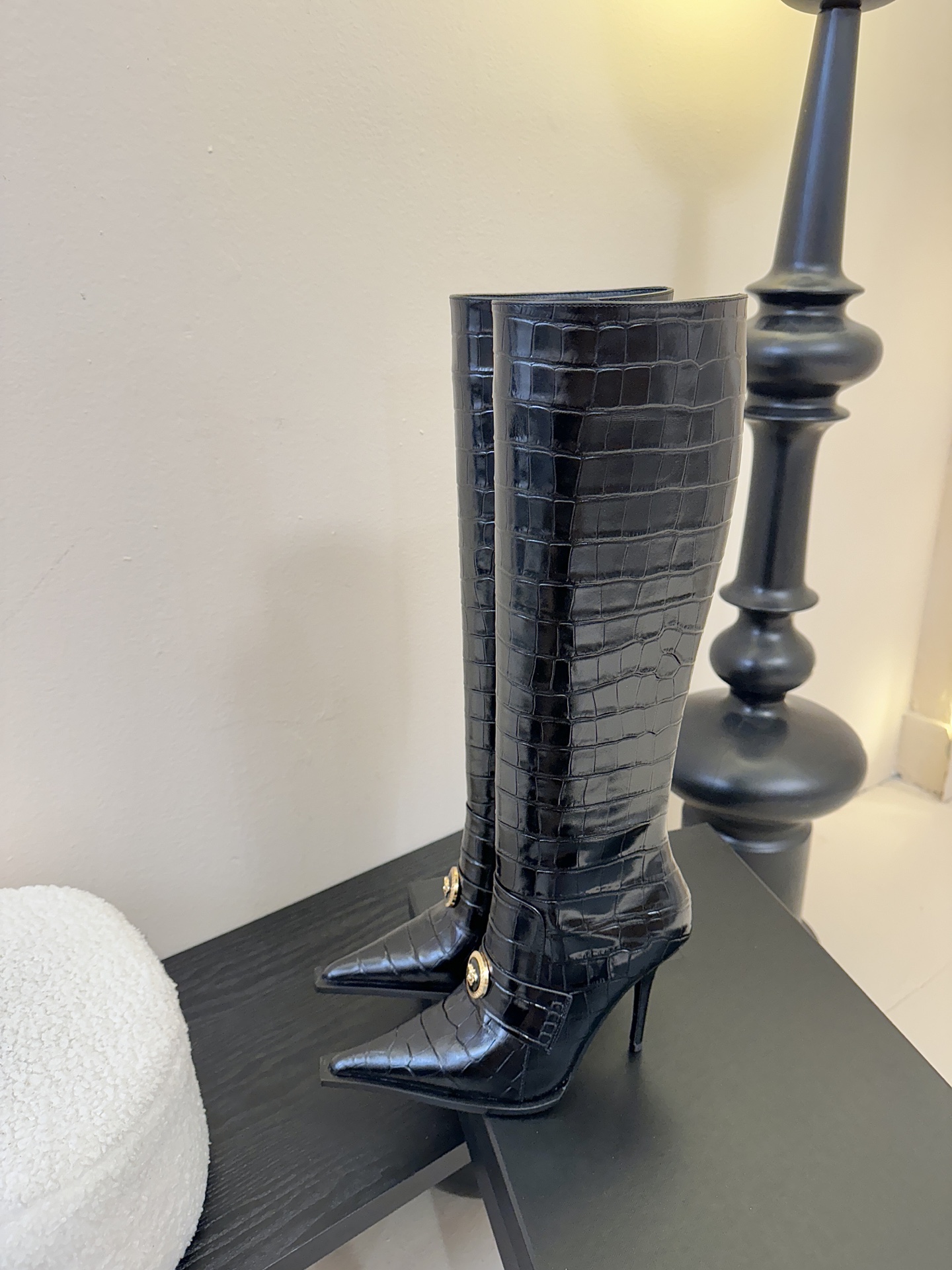 Versace25WF秋冬秀场同款鳄鱼纹美人头金属扣尖头侧拉链高跟长靴以本能与真实为刃划破平庸立体鳄鱼压