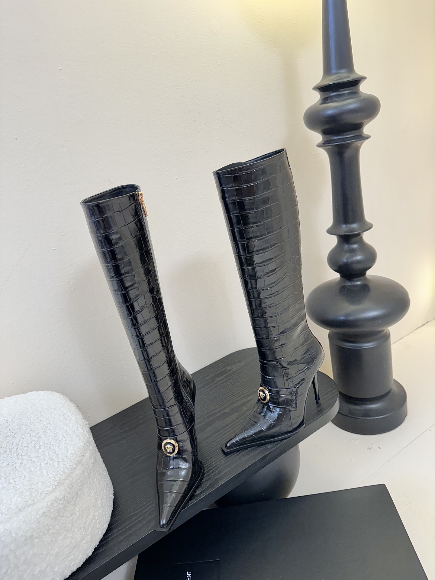 Versace25WF秋冬秀场同款鳄鱼纹美人头金属扣尖头侧拉链高跟长靴以本能与真实为刃划破平庸立体鳄鱼压