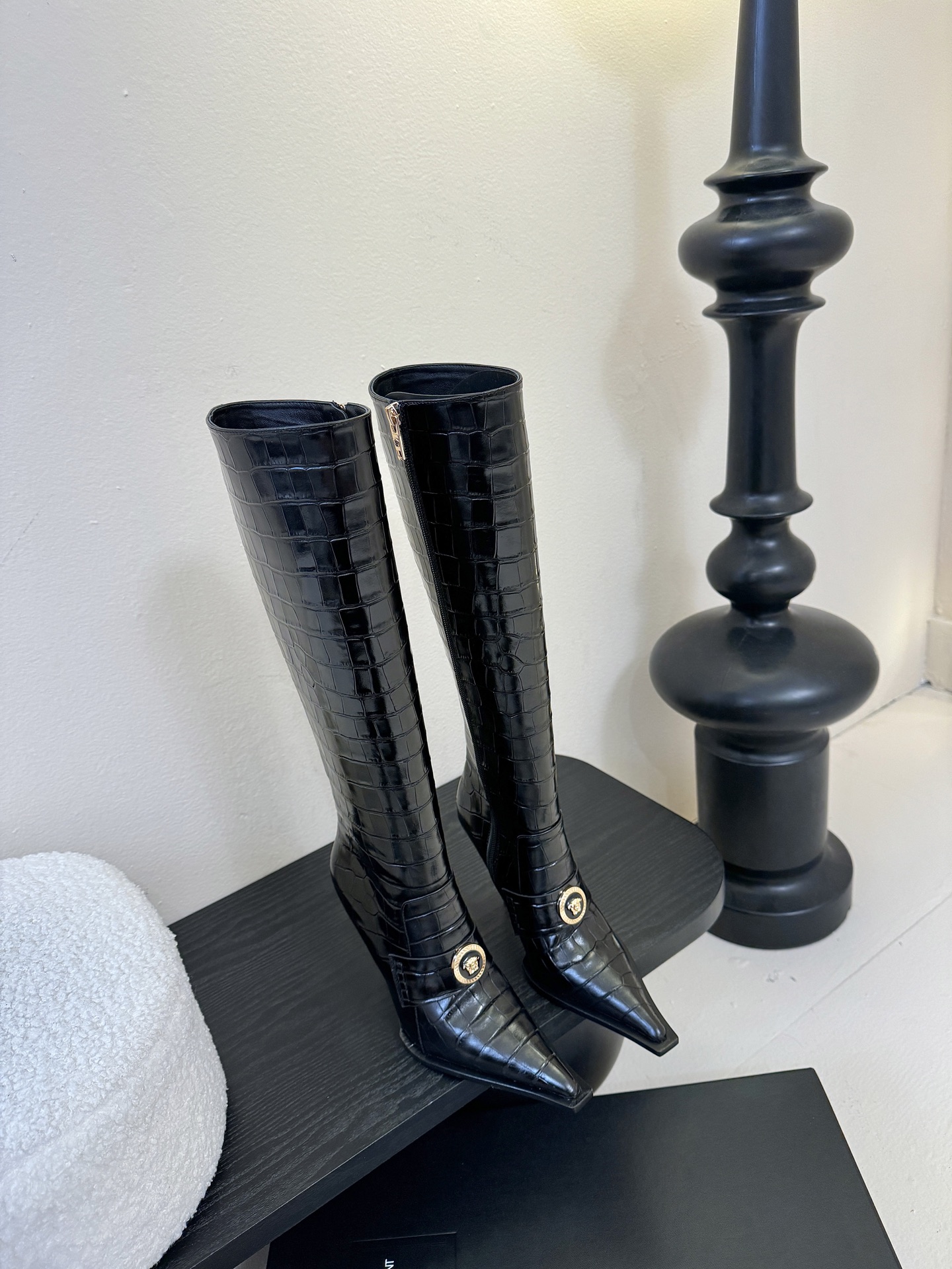 NO:625802,Versace25WF autumn and winter show with the same crocodile pattern. Beauty head metal buckle pointed toe side zipper high-heeled boots use instinct and reality as the edge to cut through mediocrity. The three-dimensional crocodile embossing reproduces the wild texture. The gilt beauty head metal buckle imprints the brand gene. It is a bold collision of neoclassicism and rock edge. The pointed toe sharpens the sculptural silhouette. The side zipper hides avant-garde ingenuity. The high heels support the fearless aura. Walk through the industrial style T stage of the Milan show.  Let the luxurious stiffness and sexy curves form a tension. Every step is at the junction of classic deconstruction and future pioneer. It comes with high gloss and is true to itself. The fabric is made of imported cowhide. The lining and toes are all sheepskin. Italian imported genuine leather outsole size35-39 (customized 40/41), boots, versace, boots, cowhide, sheepskin, Leather soles19860909Versace25WF秋冬秀场同款鳄鱼纹 美人头金属扣尖头侧拉链高跟长靴 以本能与真实为刃划破平庸 立体鳄鱼压纹复刻野性肌理 鎏金美人头金属扣烙印品牌基因 是新古典主义与摇滚锋芒的大胆碰撞. 尖头锐化雕塑感廓形 侧拉链暗藏先锋巧思 高跟撑起无畏气场 踏过米兰秀场的工业风T台 让奢华挺括与曲线性感形成张力 每一步都踏在经典解构与未来先锋的交界 自带高光 忠于本我. 面料采用进口牛皮 内里踮脚均为羊皮 意大利进口真皮大底 size35-39（40/41定制）,靴子,versace,boots,cowhide,sheepskin,Leather soles,Women's Shoes