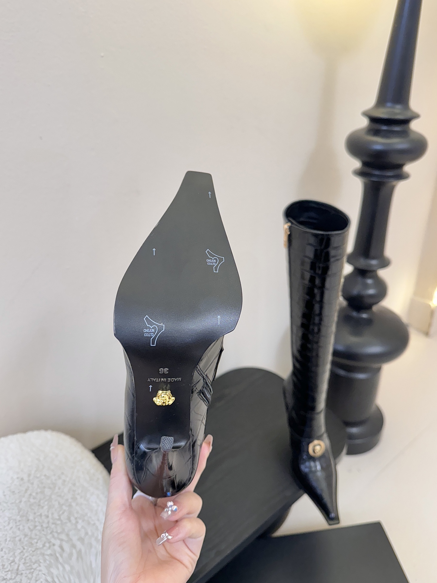 Versace25WF秋冬秀场同款鳄鱼纹美人头金属扣尖头侧拉链高跟长靴以本能与真实为刃划破平庸立体鳄鱼压