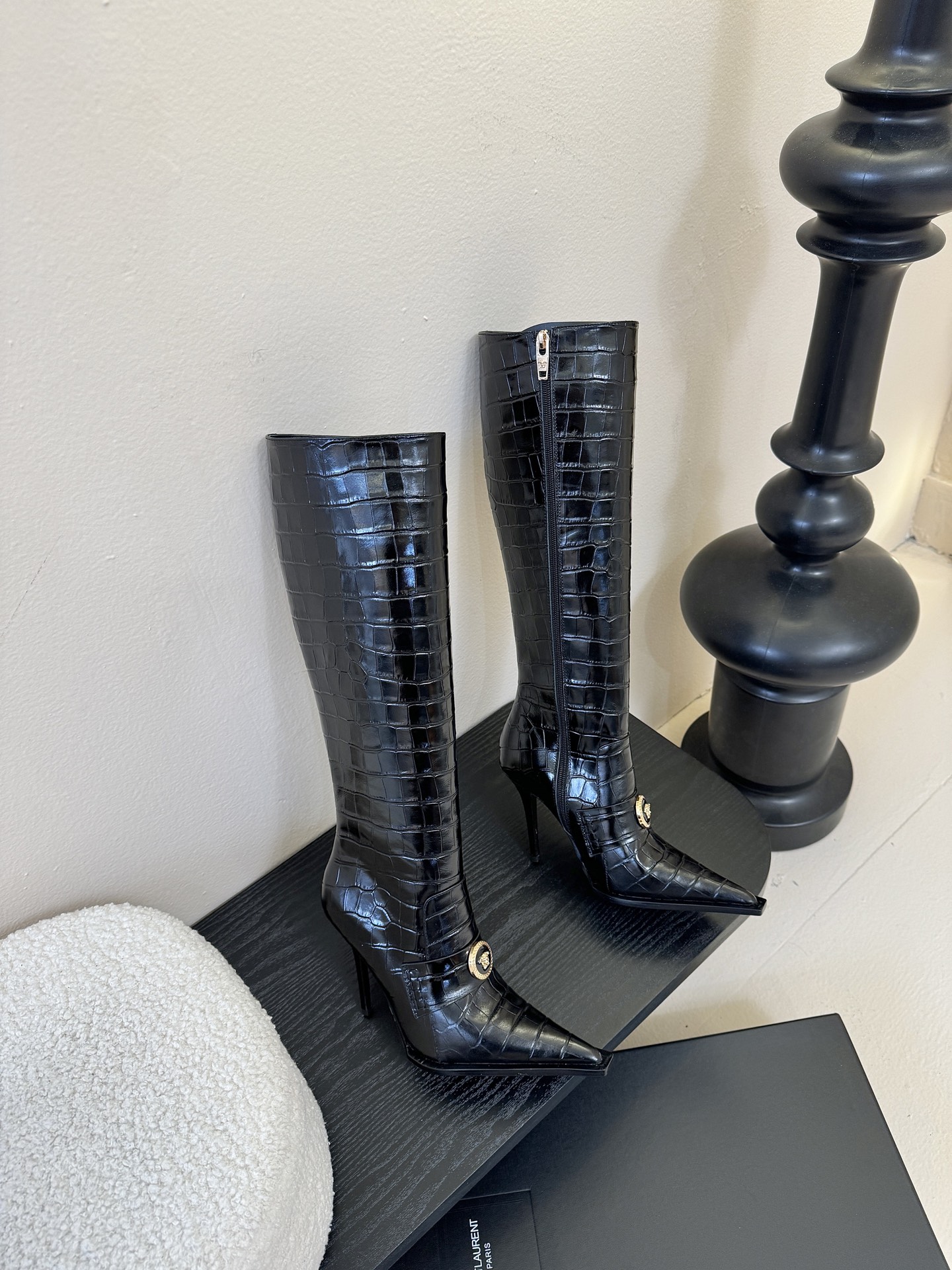 Versace25WF秋冬秀场同款鳄鱼纹美人头金属扣尖头侧拉链高跟长靴以本能与真实为刃划破平庸立体鳄鱼压