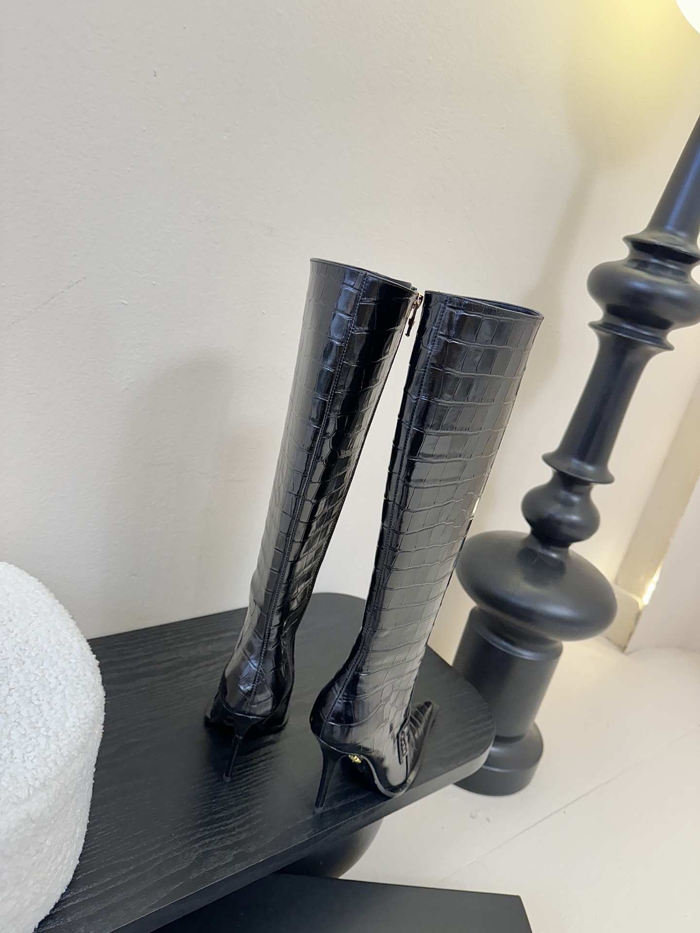 Versace25WF秋冬秀场同款鳄鱼纹美人头金属扣尖头侧拉链高跟长靴以本能与真实为刃划破平庸立体鳄鱼压