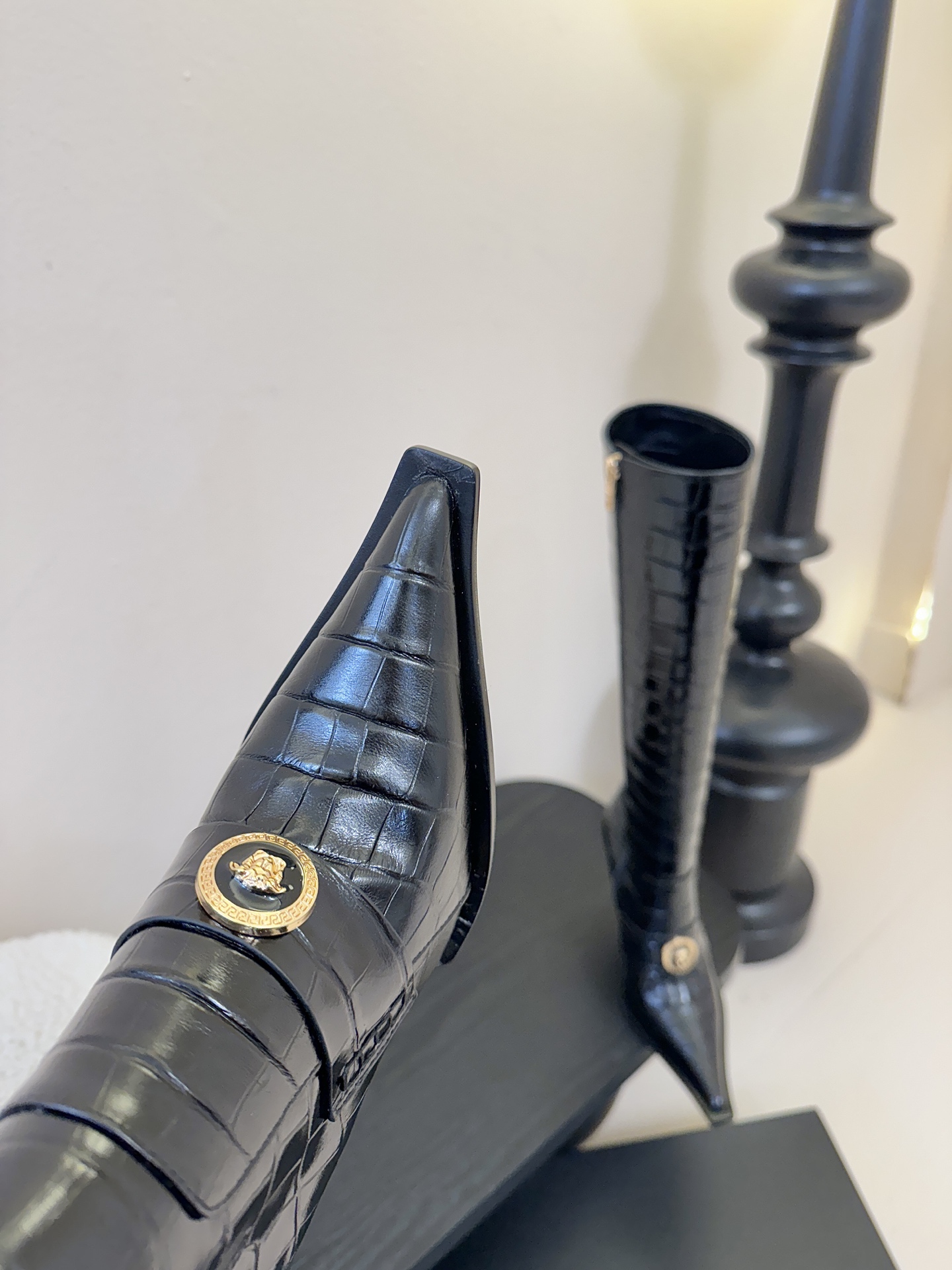 Versace25WF秋冬秀场同款鳄鱼纹美人头金属扣尖头侧拉链高跟长靴以本能与真实为刃划破平庸立体鳄鱼压
