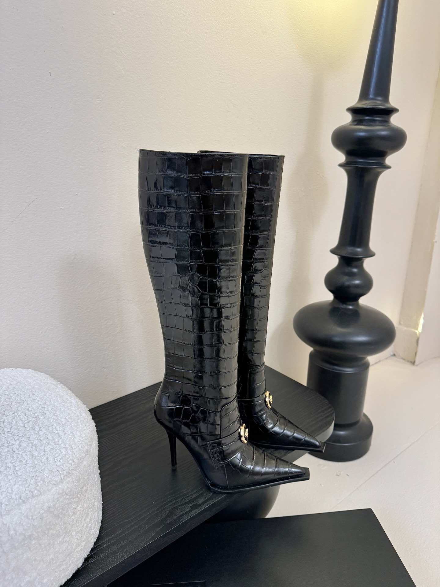 Versace25WF秋冬秀场同款鳄鱼纹美人头金属扣尖头侧拉链高跟长靴以本能与真实为刃划破平庸立体鳄鱼压