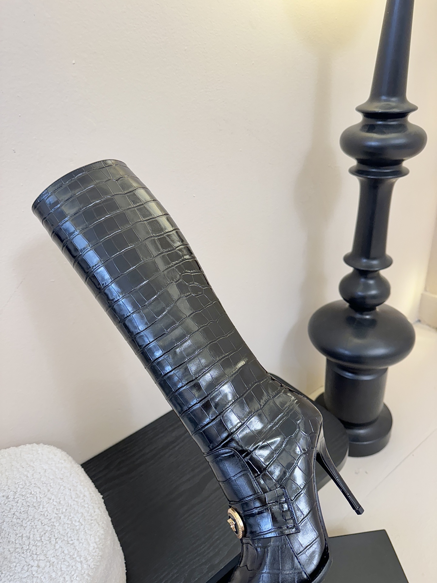 Versace25WF秋冬秀场同款鳄鱼纹美人头金属扣尖头侧拉链高跟长靴以本能与真实为刃划破平庸立体鳄鱼压