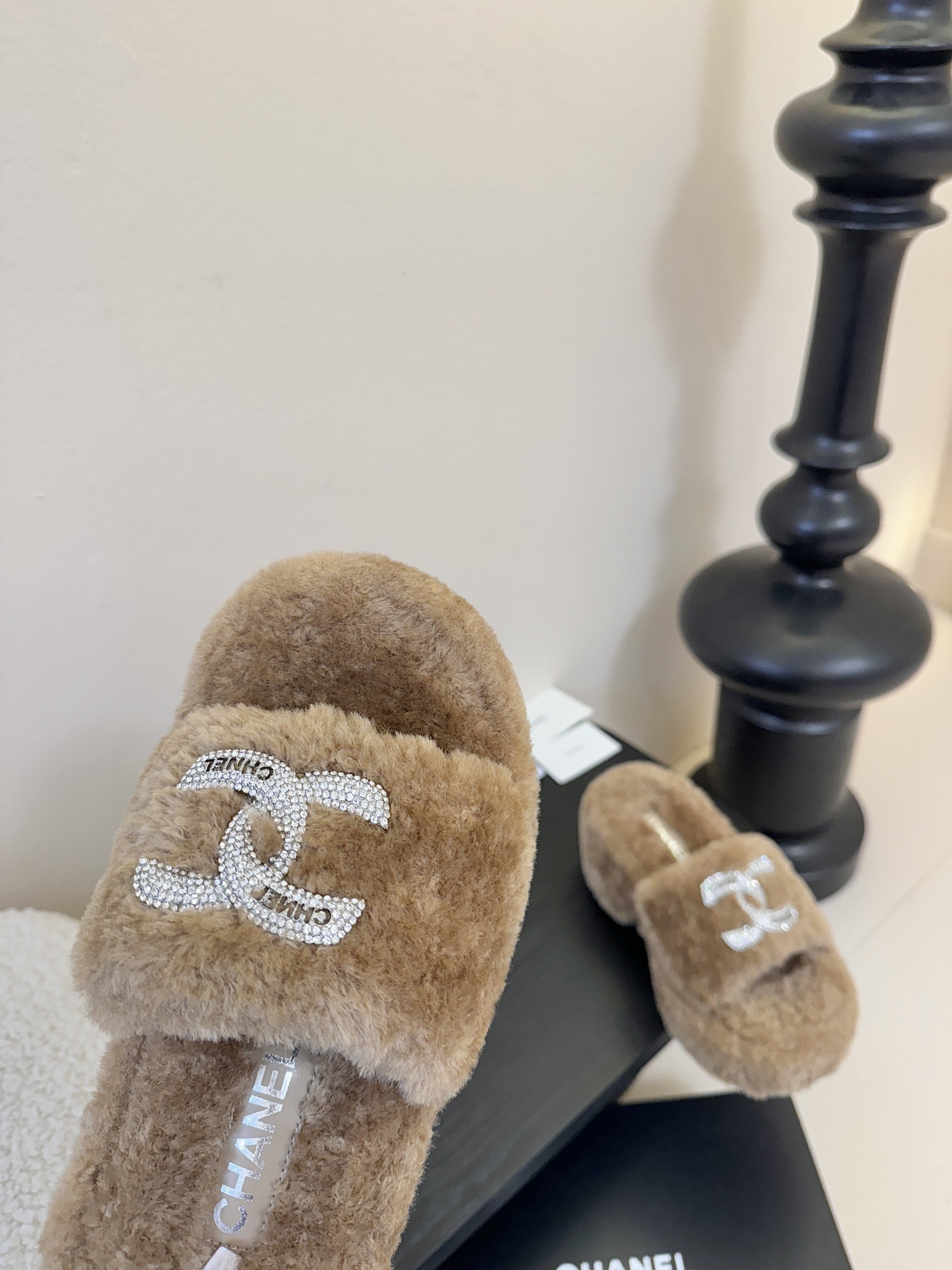 CHANE* ｜小香经典双C水钻毛毛拖鞋 “抢先穿”系列 行走的羊咩咩🐑毛茸茸的实在是太可爱太舒服啦！简