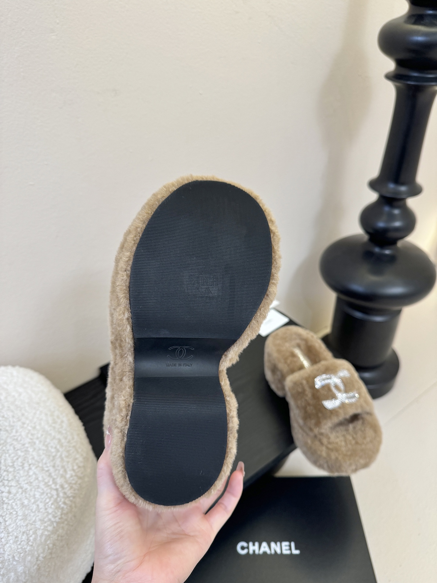 CHANE* ｜小香经典双C水钻毛毛拖鞋 “抢先穿”系列 行走的羊咩咩🐑毛茸茸的实在是太可爱太舒服啦！简