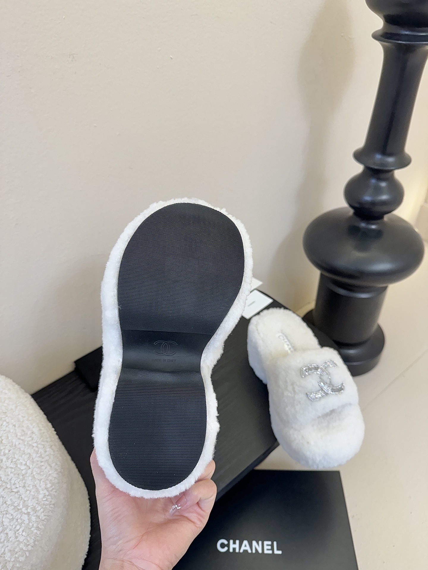 CHANE* ｜小香经典双C水钻毛毛拖鞋 “抢先穿”系列 行走的羊咩咩🐑毛茸茸的实在是太可爱太舒服啦！简
