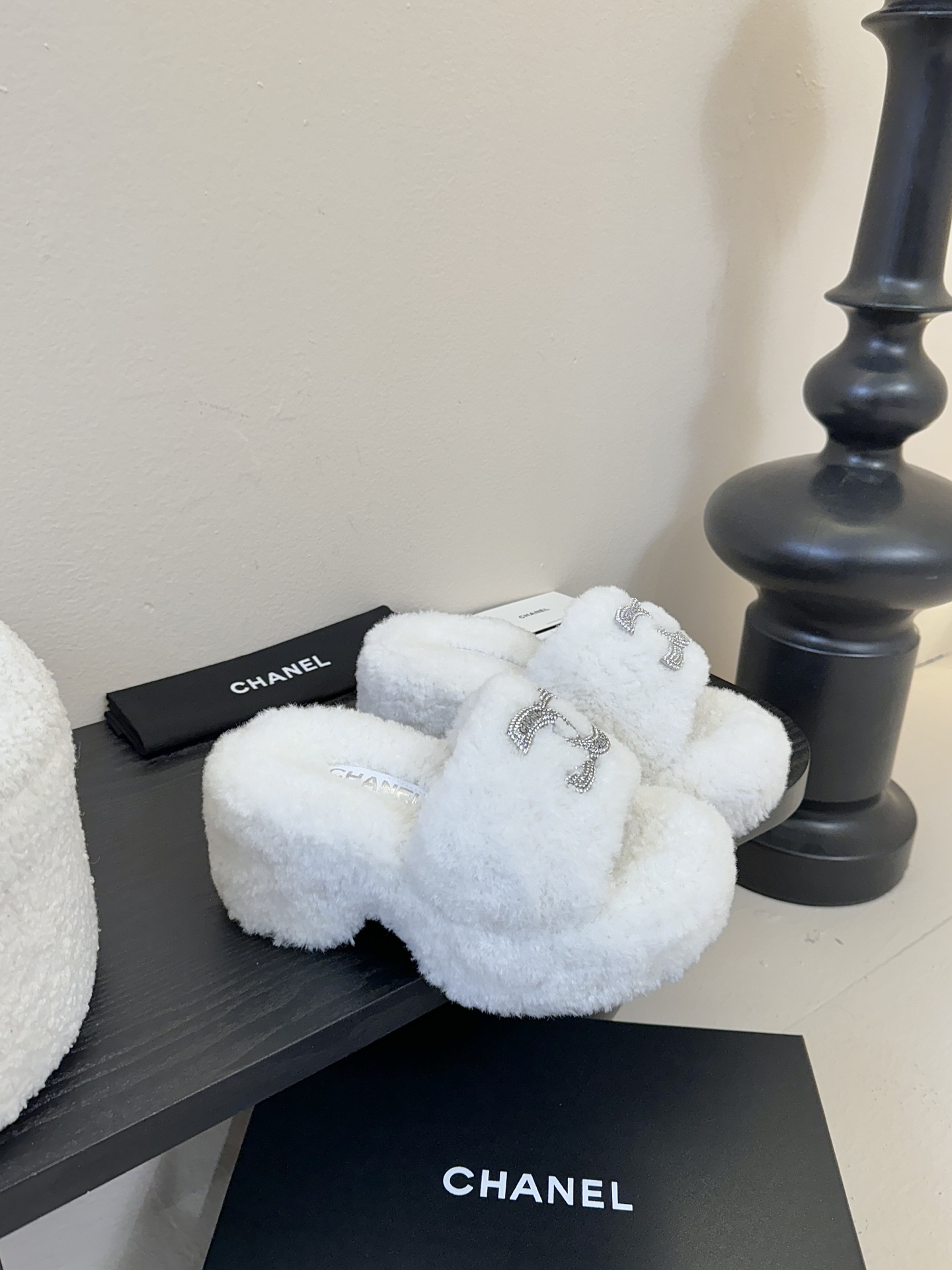 CHANE* ｜小香经典双C水钻毛毛拖鞋 “抢先穿”系列 行走的羊咩咩🐑毛茸茸的实在是太可爱太舒服啦！简