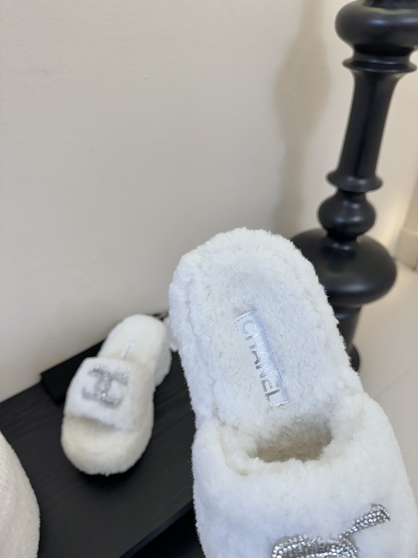 CHANE* ｜小香经典双C水钻毛毛拖鞋 “抢先穿”系列 行走的羊咩咩🐑毛茸茸的实在是太可爱太舒服啦！简