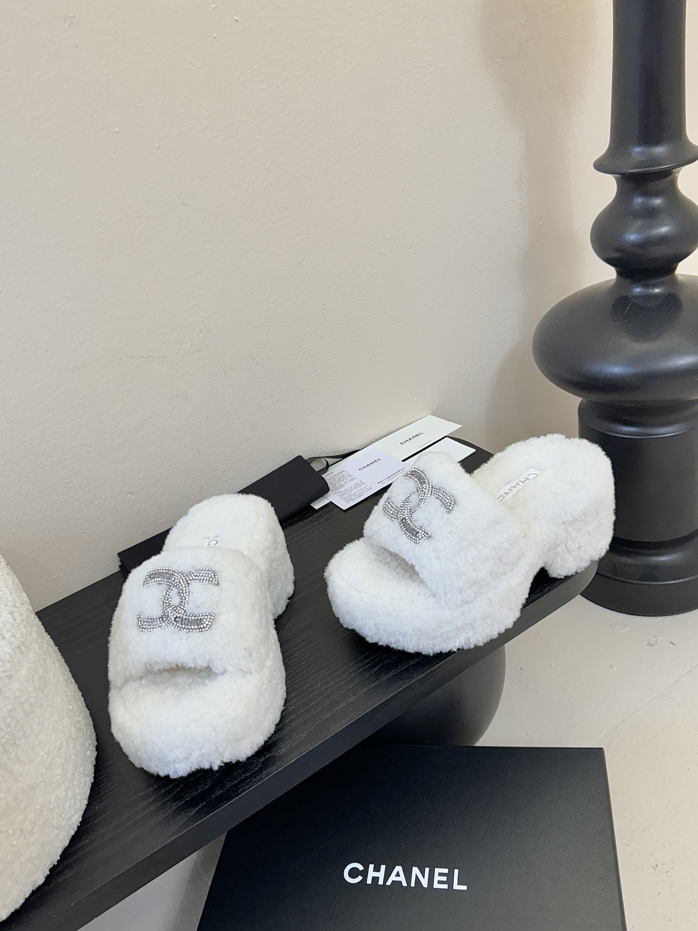 CHANE* ｜小香经典双C水钻毛毛拖鞋 “抢先穿”系列 行走的羊咩咩🐑毛茸茸的实在是太可爱太舒服啦！简