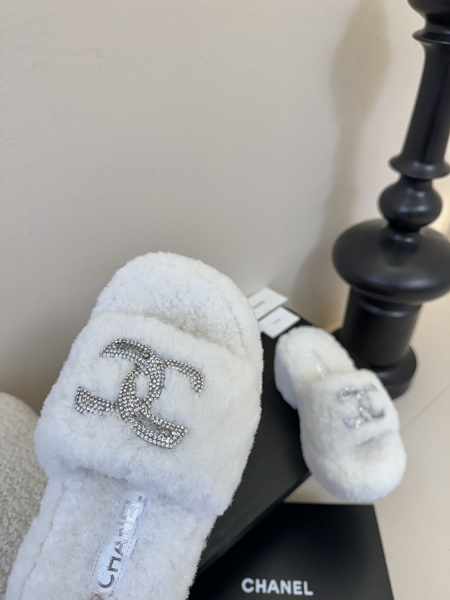 CHANE* ｜小香经典双C水钻毛毛拖鞋 “抢先穿”系列 行走的羊咩咩🐑毛茸茸的实在是太可爱太舒服啦！简