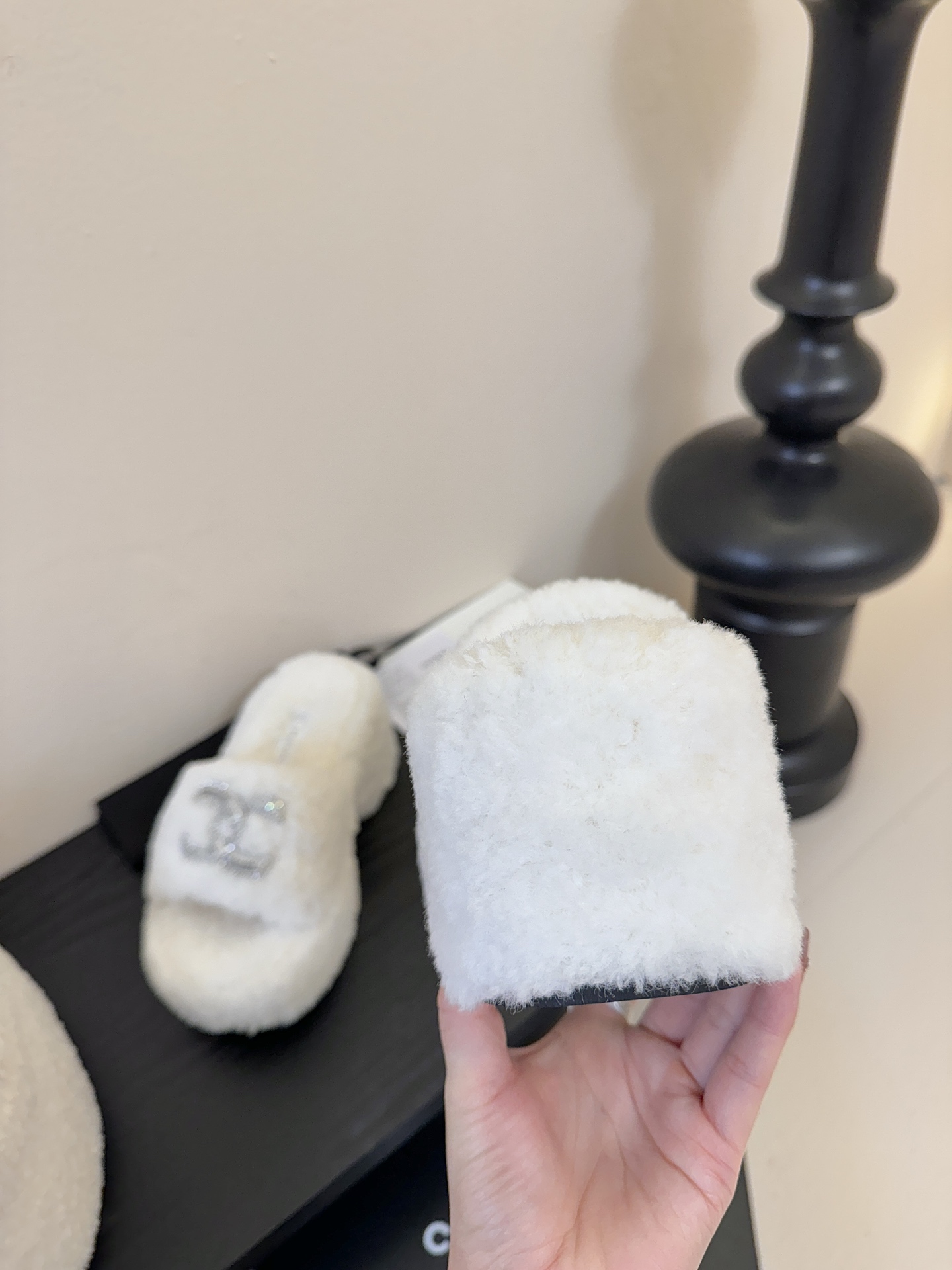 CHANE* ｜小香经典双C水钻毛毛拖鞋 “抢先穿”系列 行走的羊咩咩🐑毛茸茸的实在是太可爱太舒服啦！简