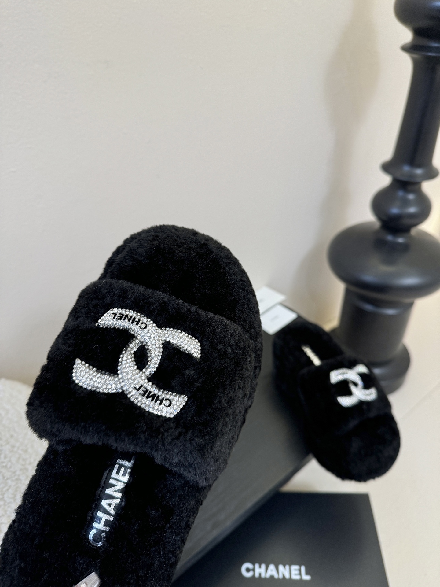 CHANE* ｜小香经典双C水钻毛毛拖鞋 “抢先穿”系列 行走的羊咩咩🐑毛茸茸的实在是太可爱太舒服啦！简