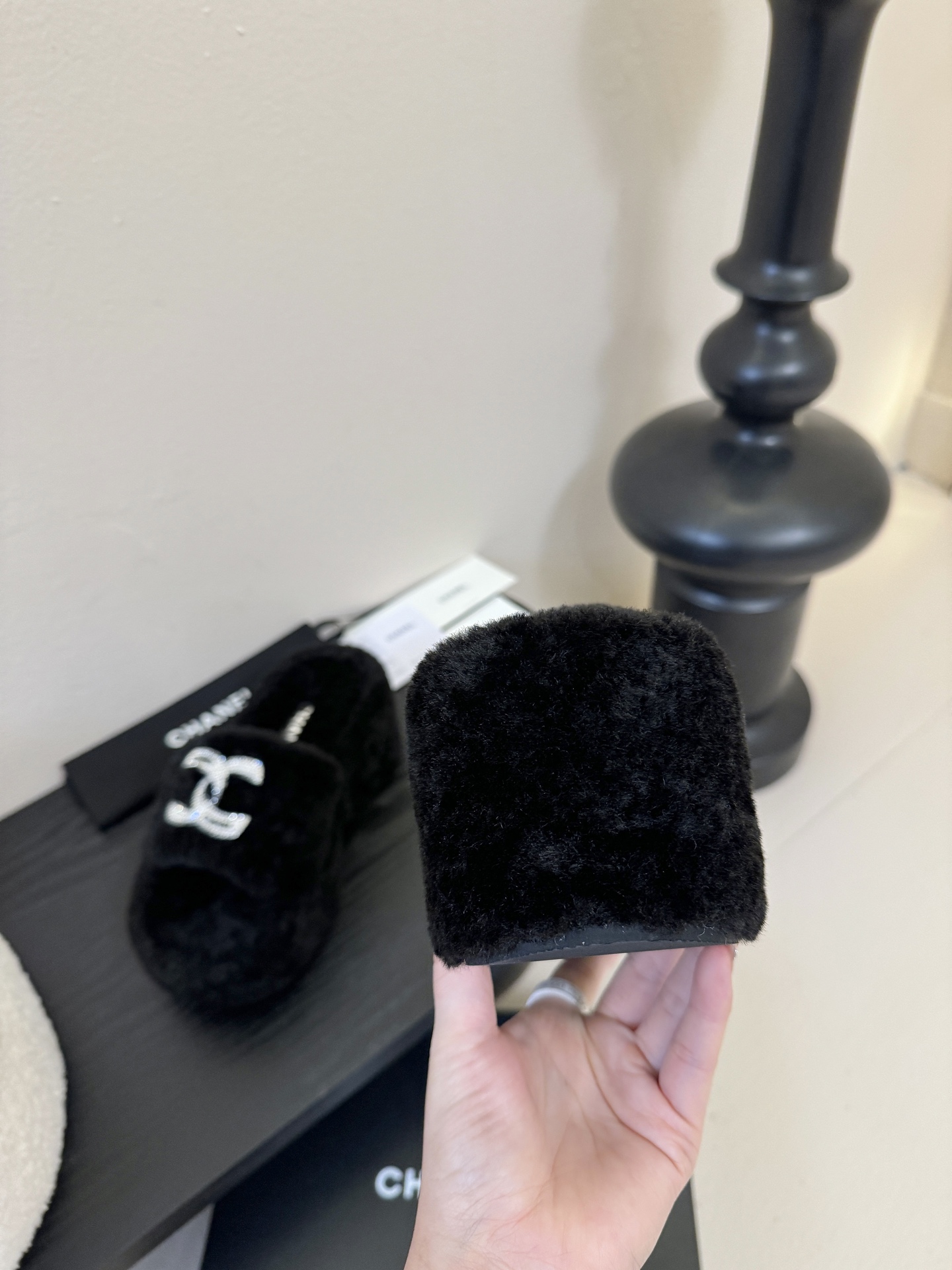 CHANE* ｜小香经典双C水钻毛毛拖鞋 “抢先穿”系列 行走的羊咩咩🐑毛茸茸的实在是太可爱太舒服啦！简