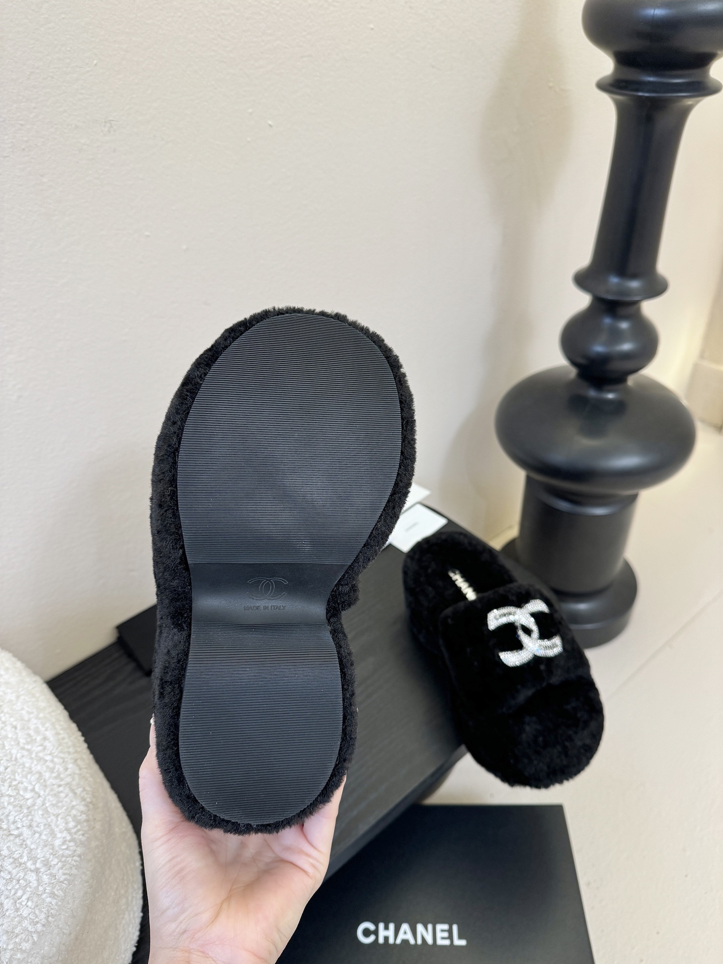 CHANE* ｜小香经典双C水钻毛毛拖鞋 “抢先穿”系列 行走的羊咩咩🐑毛茸茸的实在是太可爱太舒服啦！简