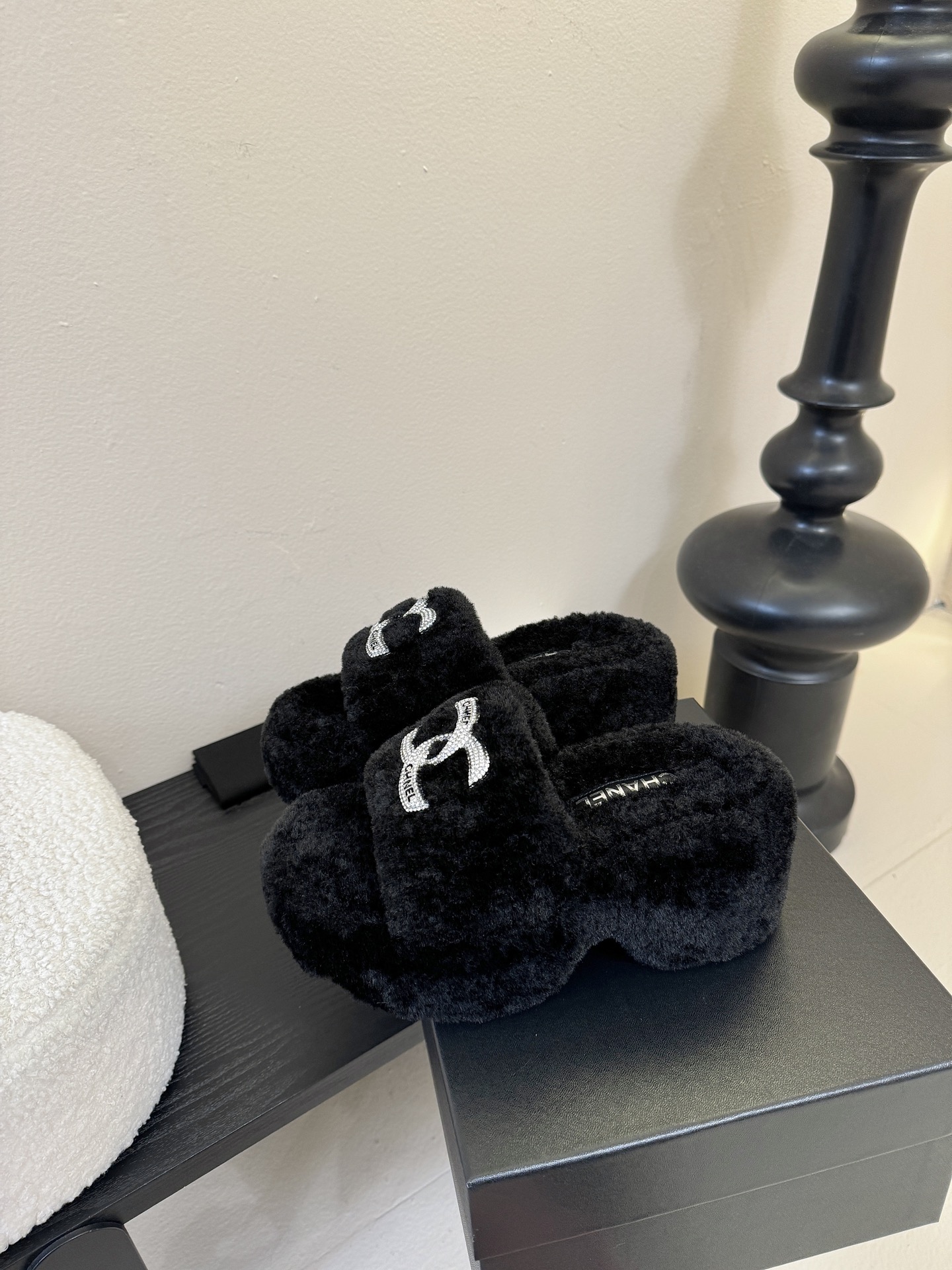 CHANE* ｜小香经典双C水钻毛毛拖鞋 “抢先穿”系列 行走的羊咩咩🐑毛茸茸的实在是太可爱太舒服啦！简