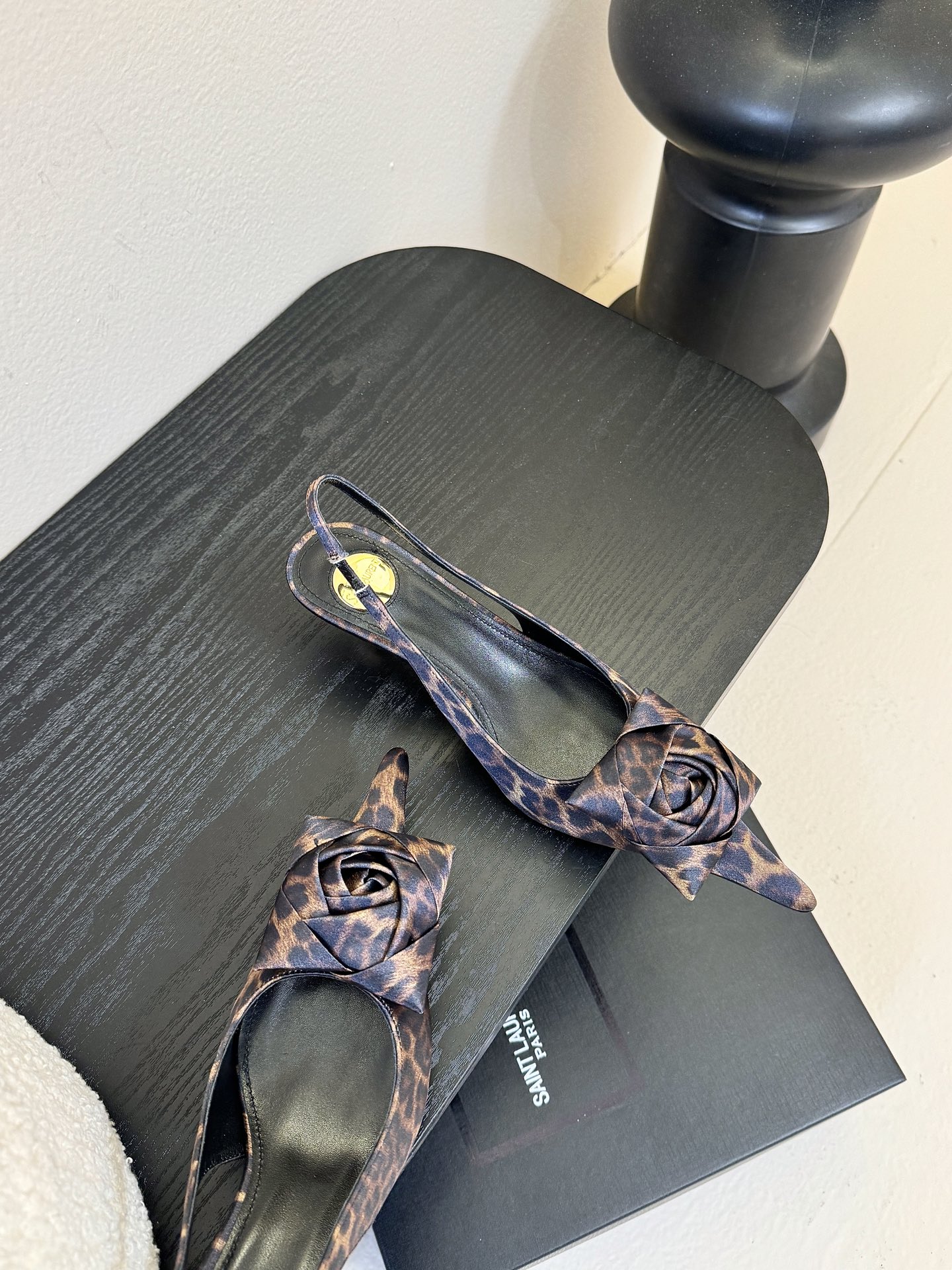 🔺Saint Laurent🔺Ysl花朵尖头后空高跟凉鞋！谁能拒绝ysl高跟鞋，号称斩男神器，你值得拥有