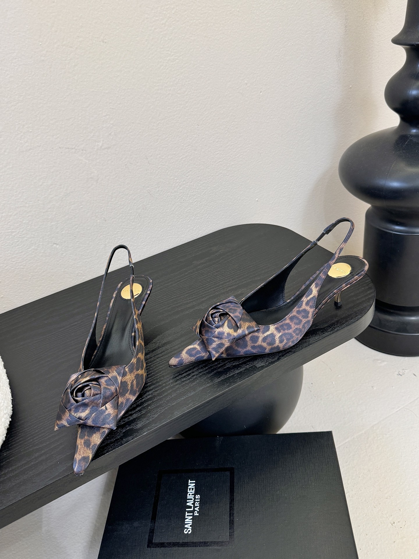 🔺Saint Laurent🔺Ysl花朵尖头后空高跟凉鞋！谁能拒绝ysl高跟鞋，号称斩男神器，你值得拥有