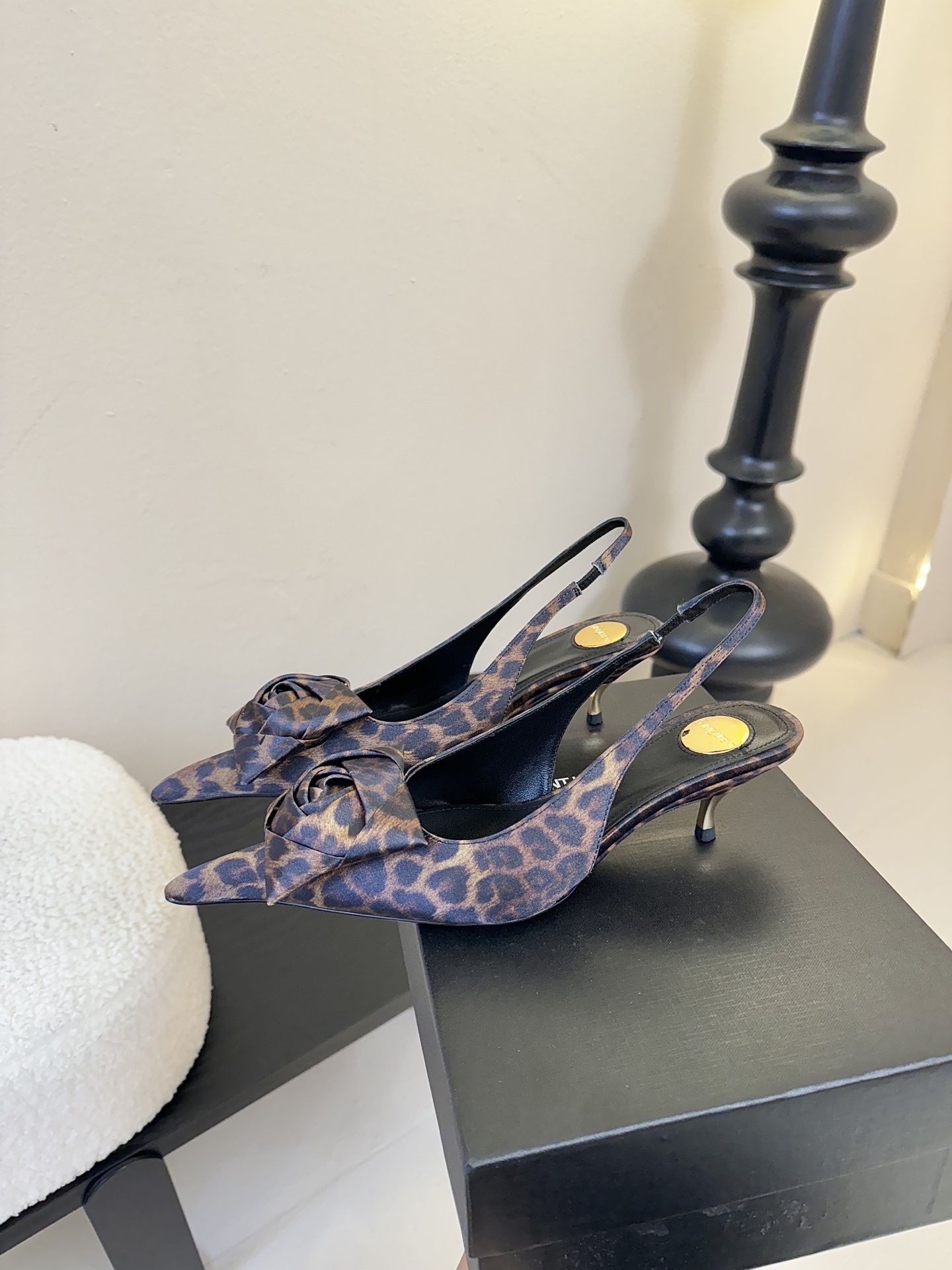 🔺Saint Laurent🔺Ysl花朵尖头后空高跟凉鞋！谁能拒绝ysl高跟鞋，号称斩男神器，你值得拥有