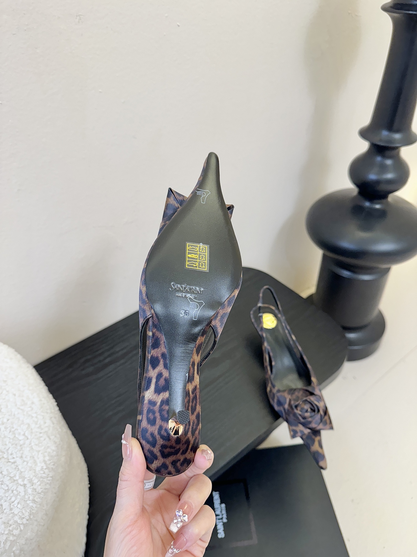 🔺Saint Laurent🔺Ysl花朵尖头后空高跟凉鞋！谁能拒绝ysl高跟鞋，号称斩男神器，你值得拥有